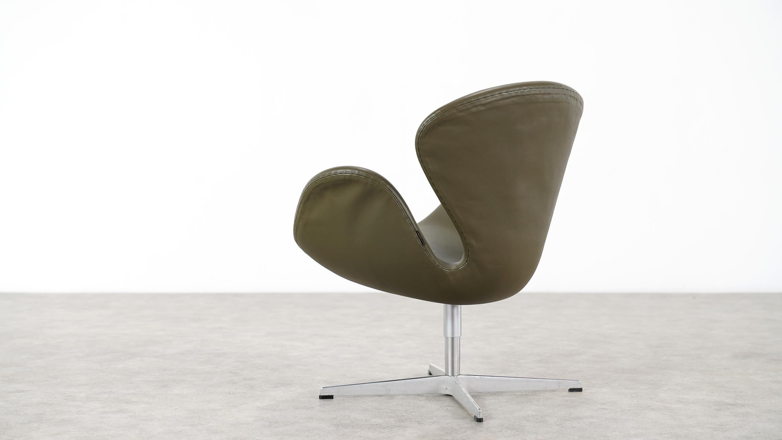 Arne Jacobsen Leather Swan Chair Fritz Hansen 9