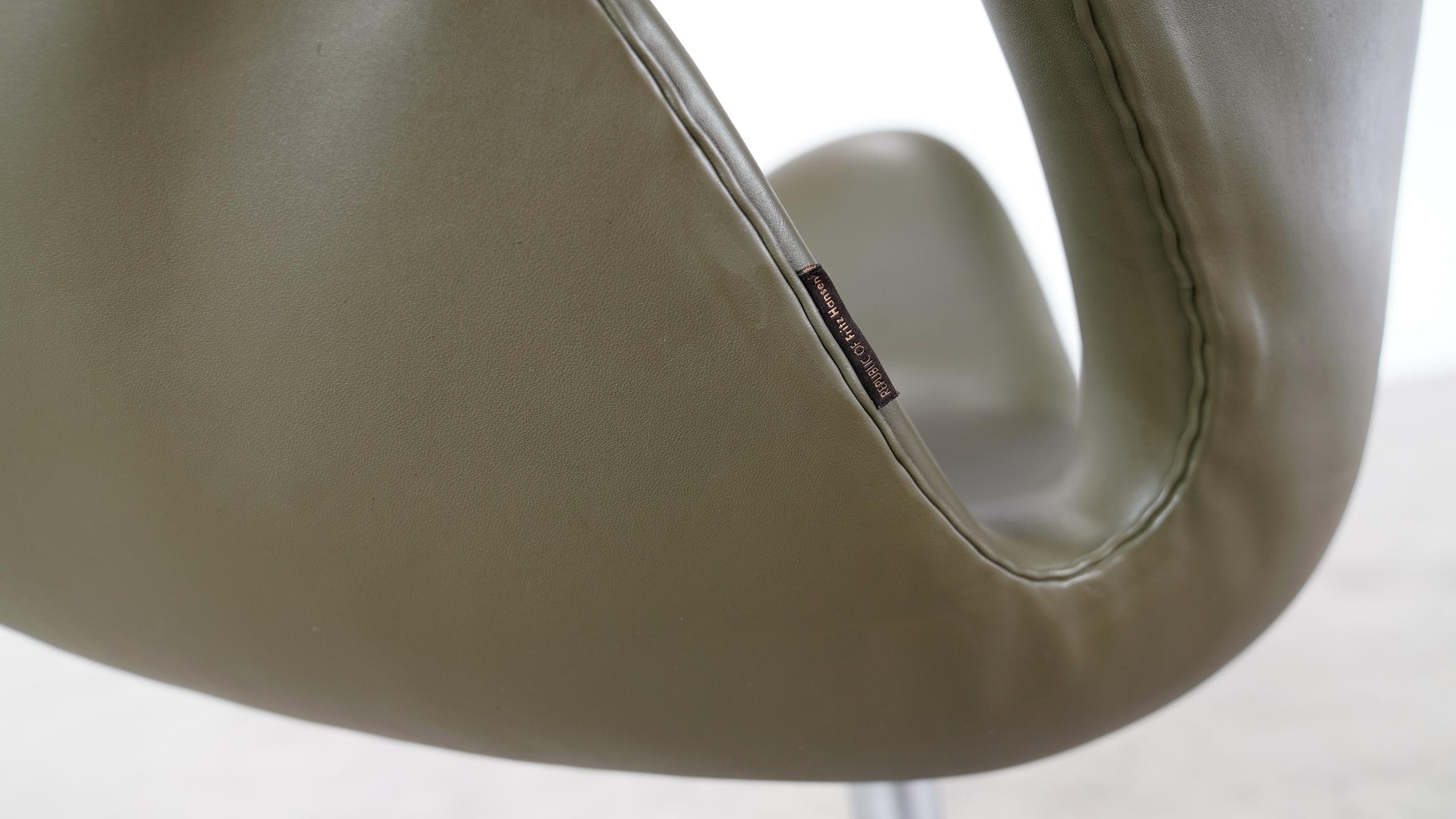 Arne Jacobsen Leather Swan Chair Fritz Hansen 10