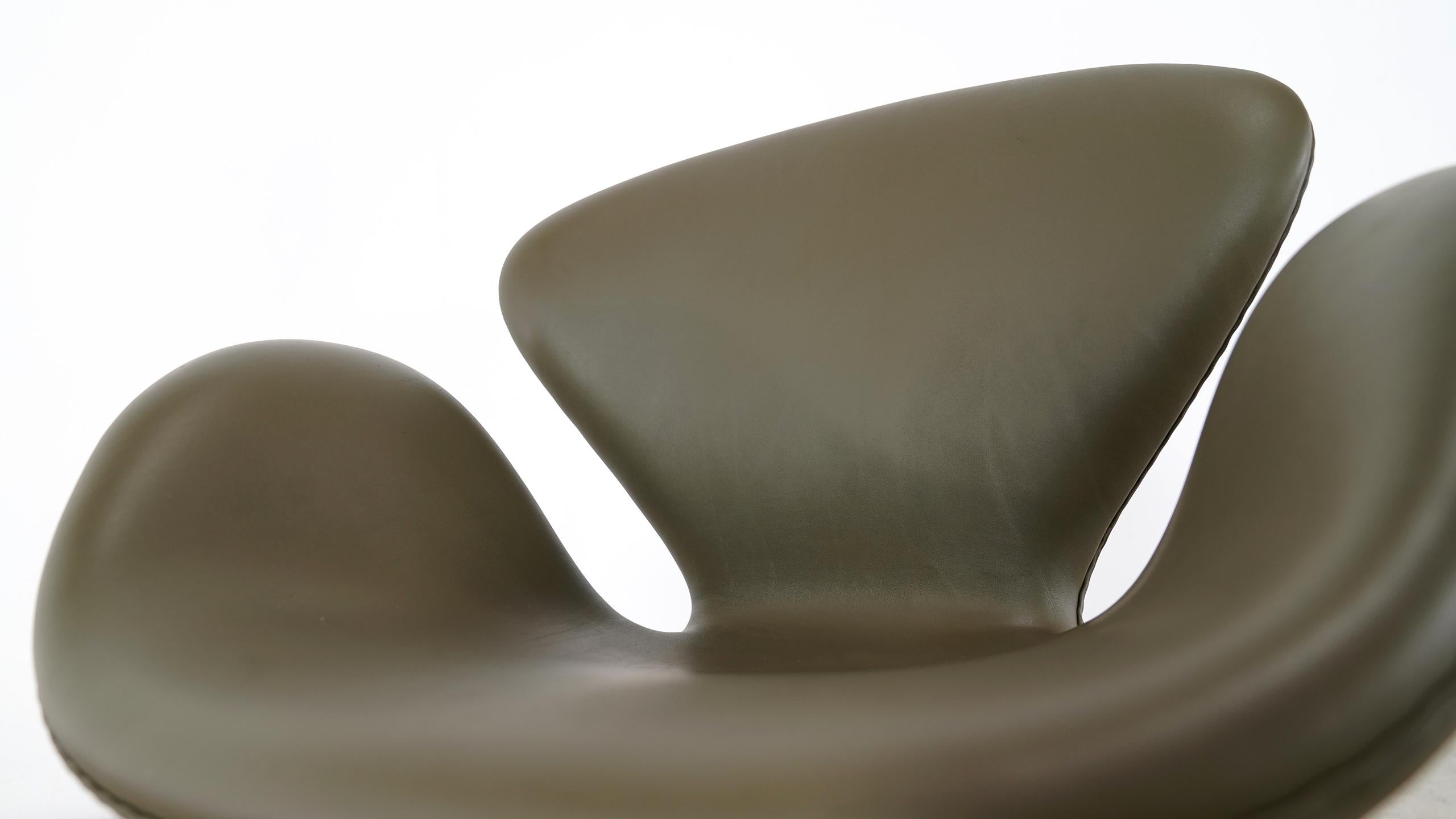 Arne Jacobsen Leather Swan Chair Fritz Hansen 11