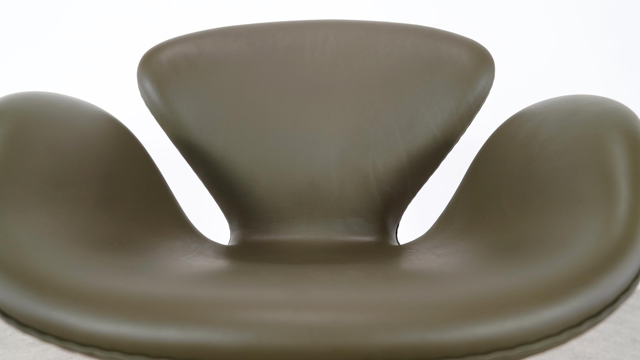 Arne Jacobsen Leather Swan Chair Fritz Hansen 12