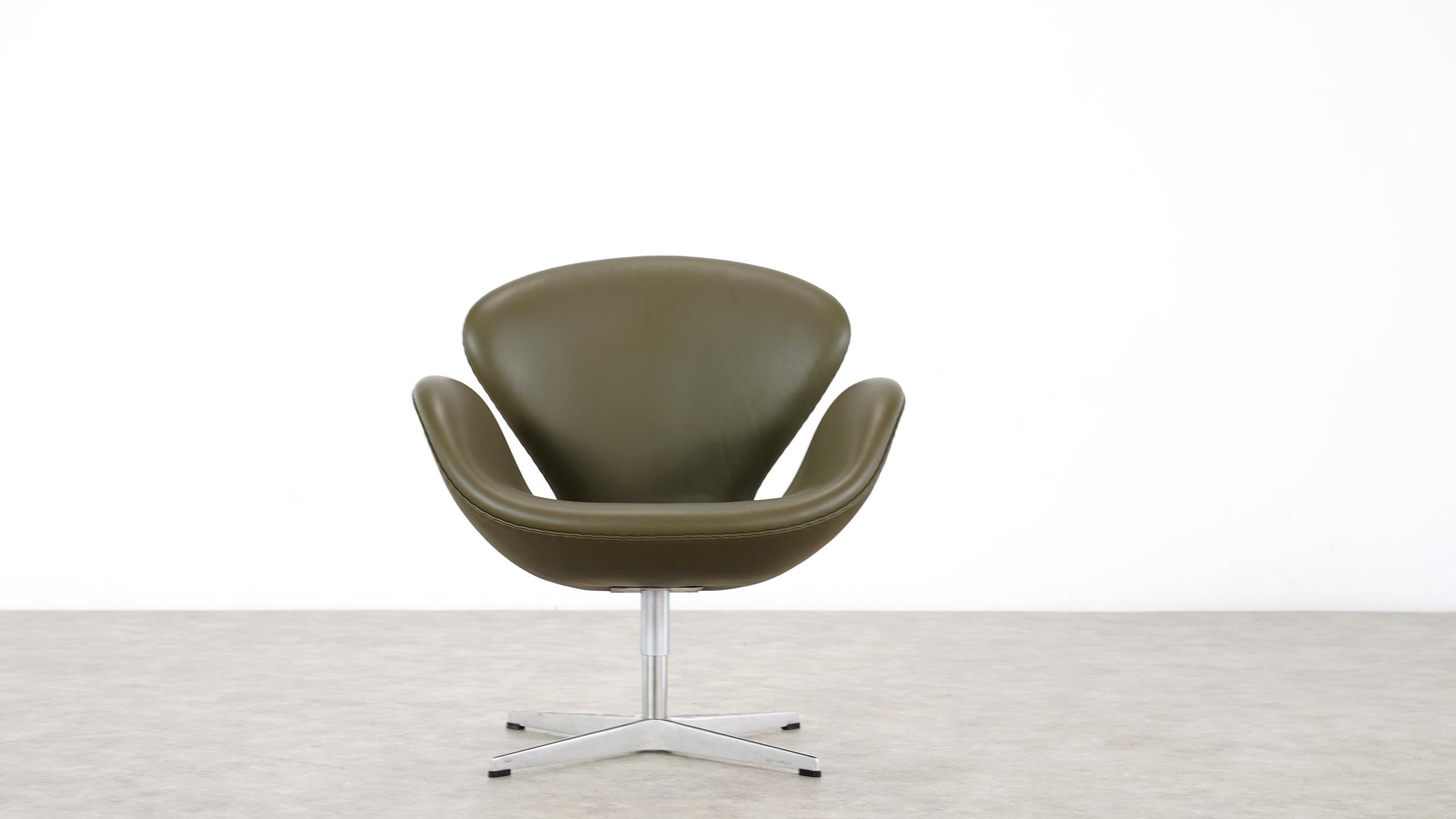The Swan chair is the icon of Danish design. The brand and serial number 11000069142 is engraved on the underside of the frame. The swivel chair returns automatically to the original position. The armchair is upholstered in leather and recolored
