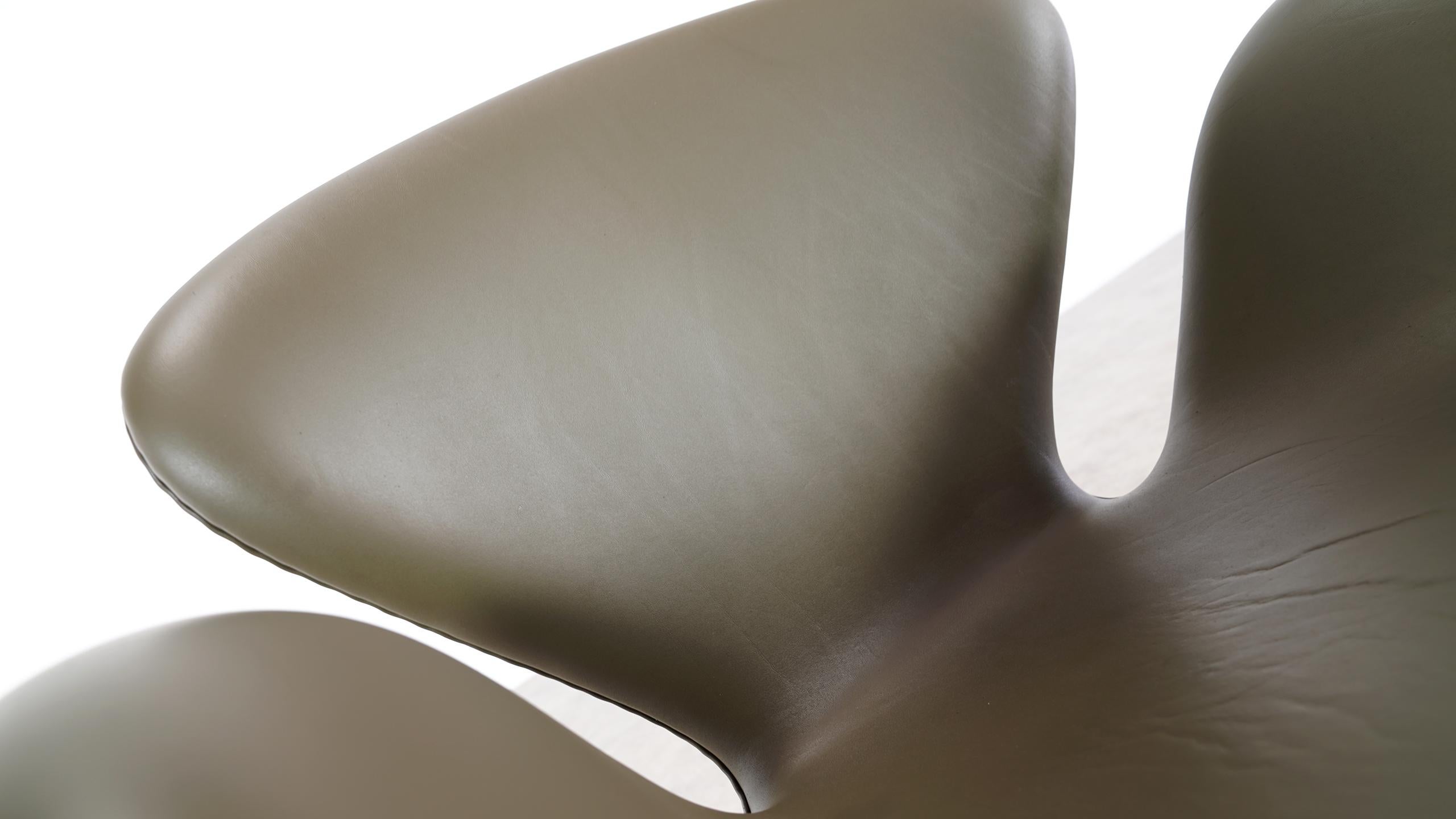 Mid-Century Modern Arne Jacobsen Leather Swan Chair Fritz Hansen