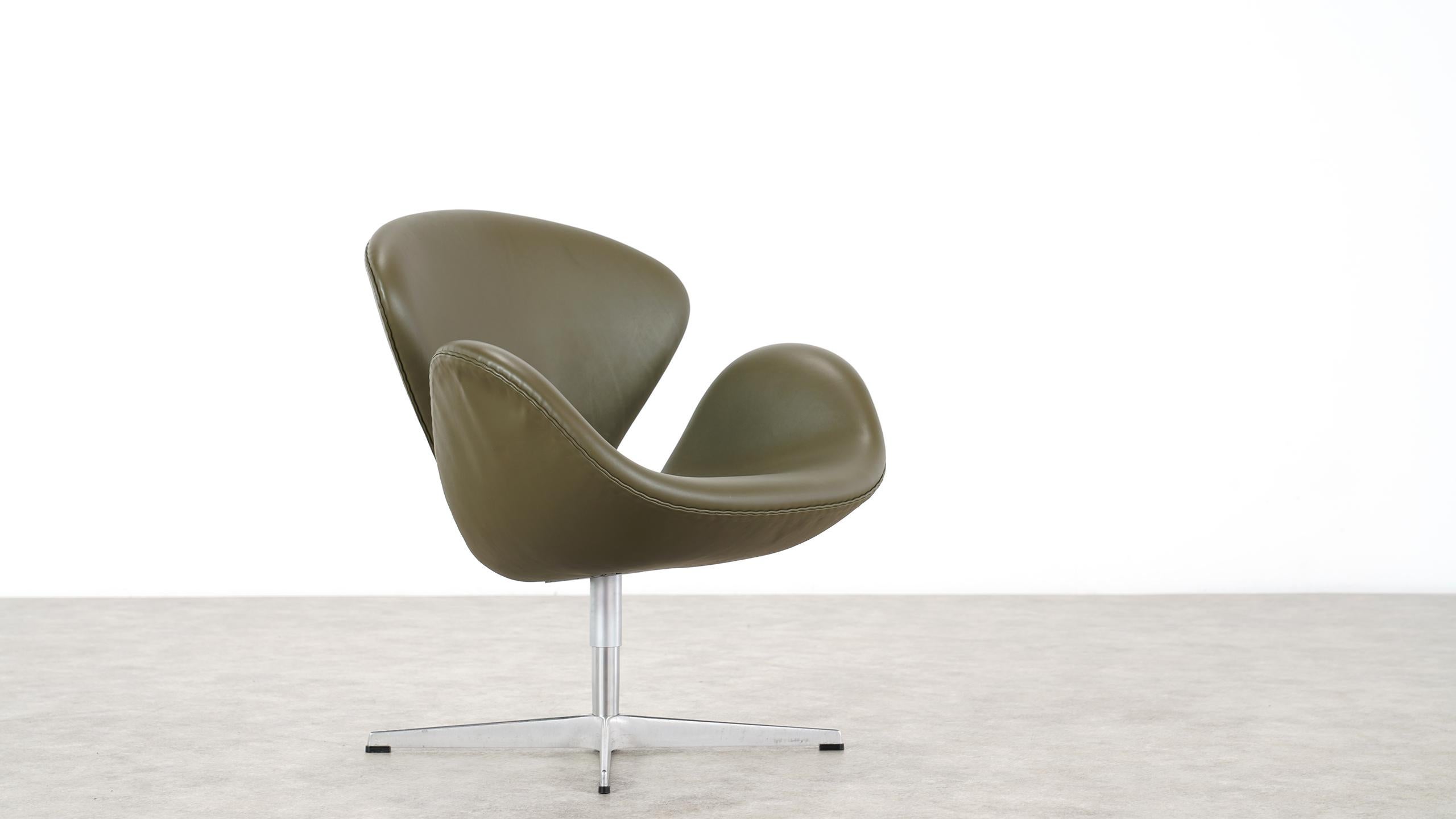 Danish Arne Jacobsen Leather Swan Chair Fritz Hansen