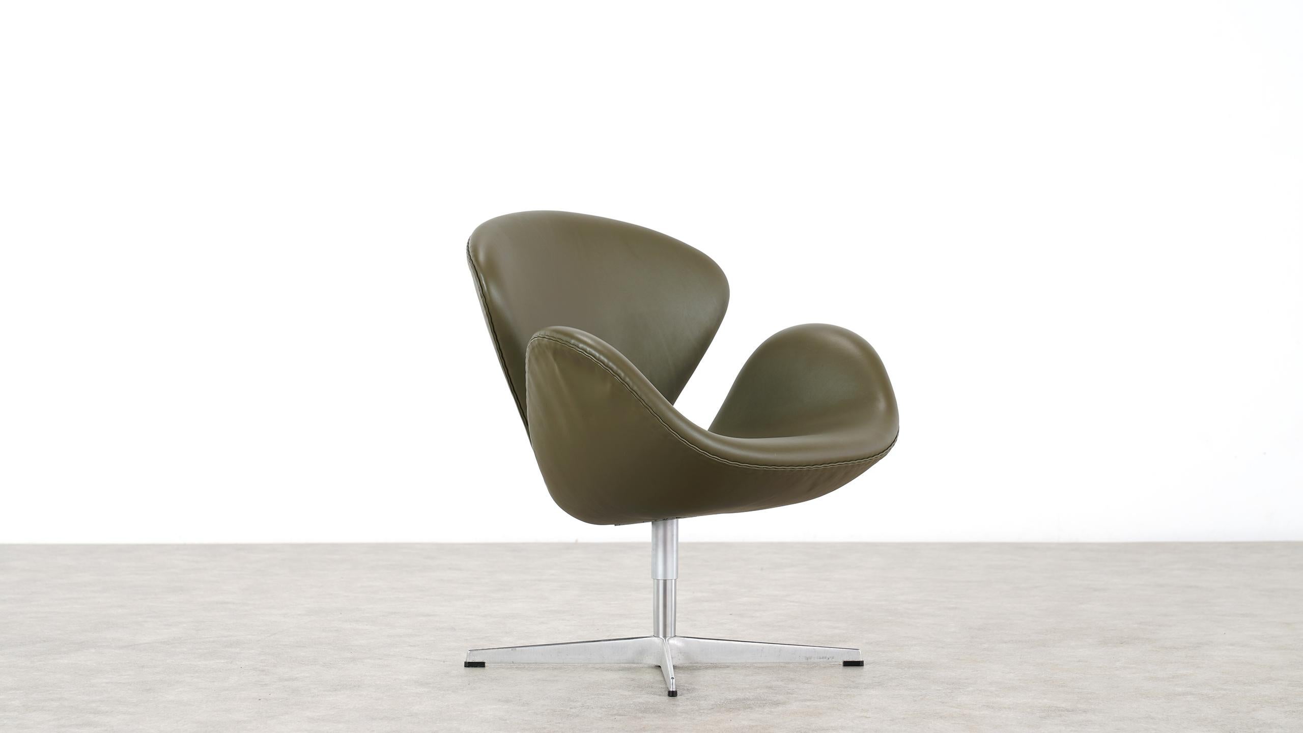 Arne Jacobsen Leather Swan Chair Fritz Hansen In Good Condition In Munster, NRW