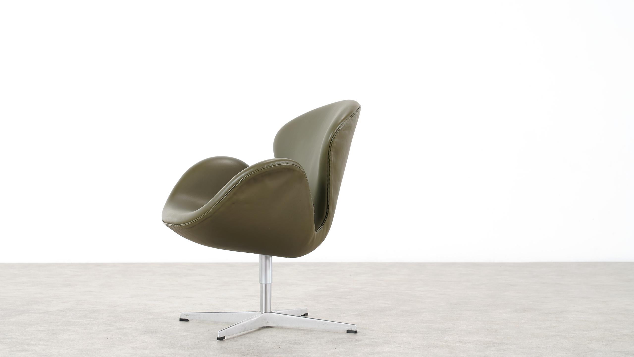 Contemporary Arne Jacobsen Leather Swan Chair Fritz Hansen