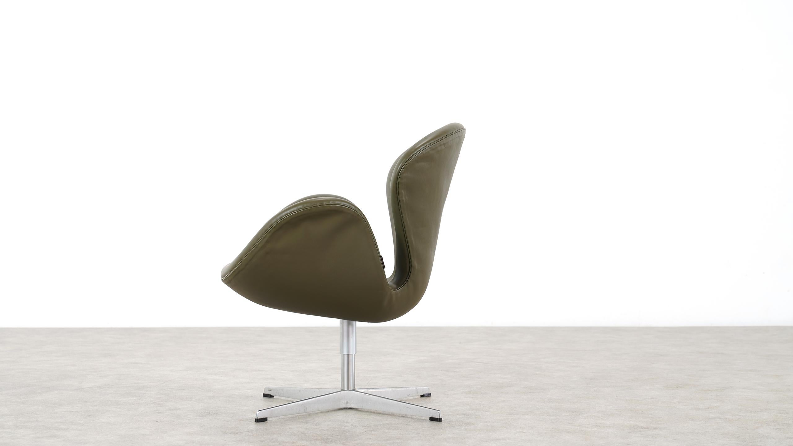 Arne Jacobsen Leather Swan Chair Fritz Hansen 1