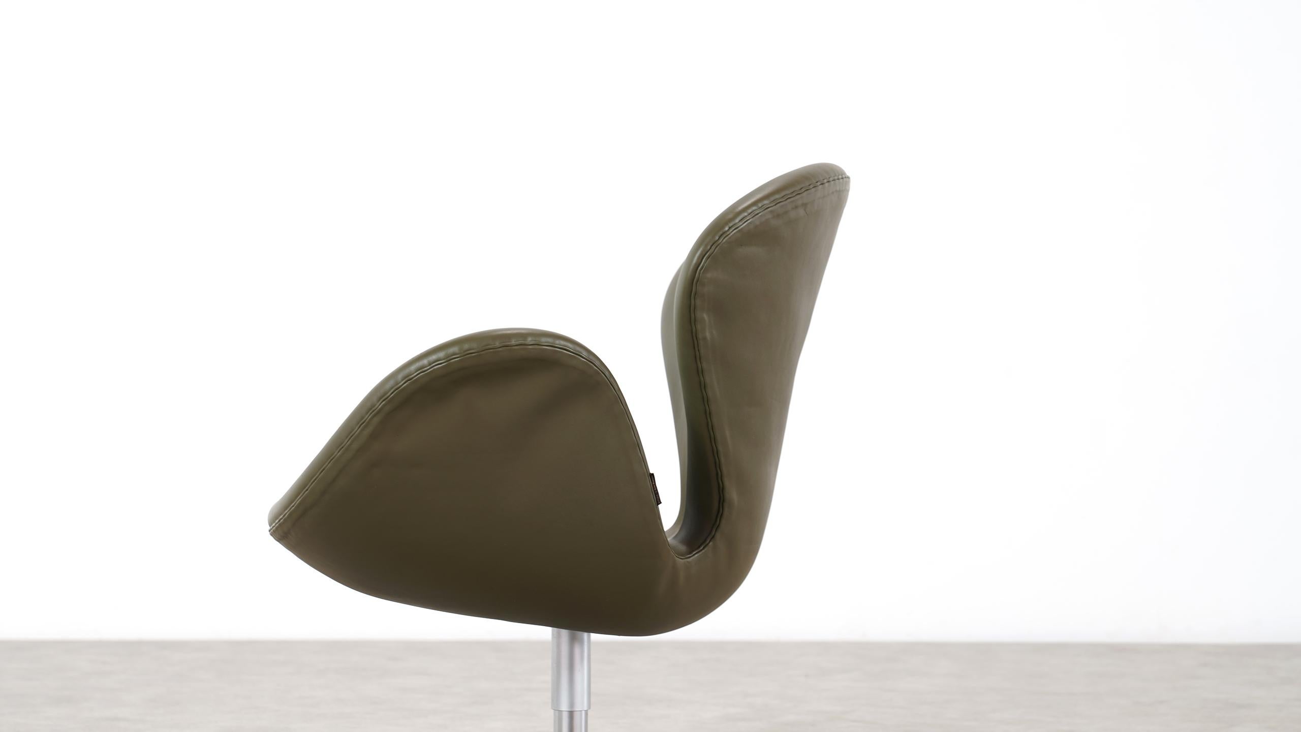 Arne Jacobsen Leather Swan Chair Fritz Hansen 2