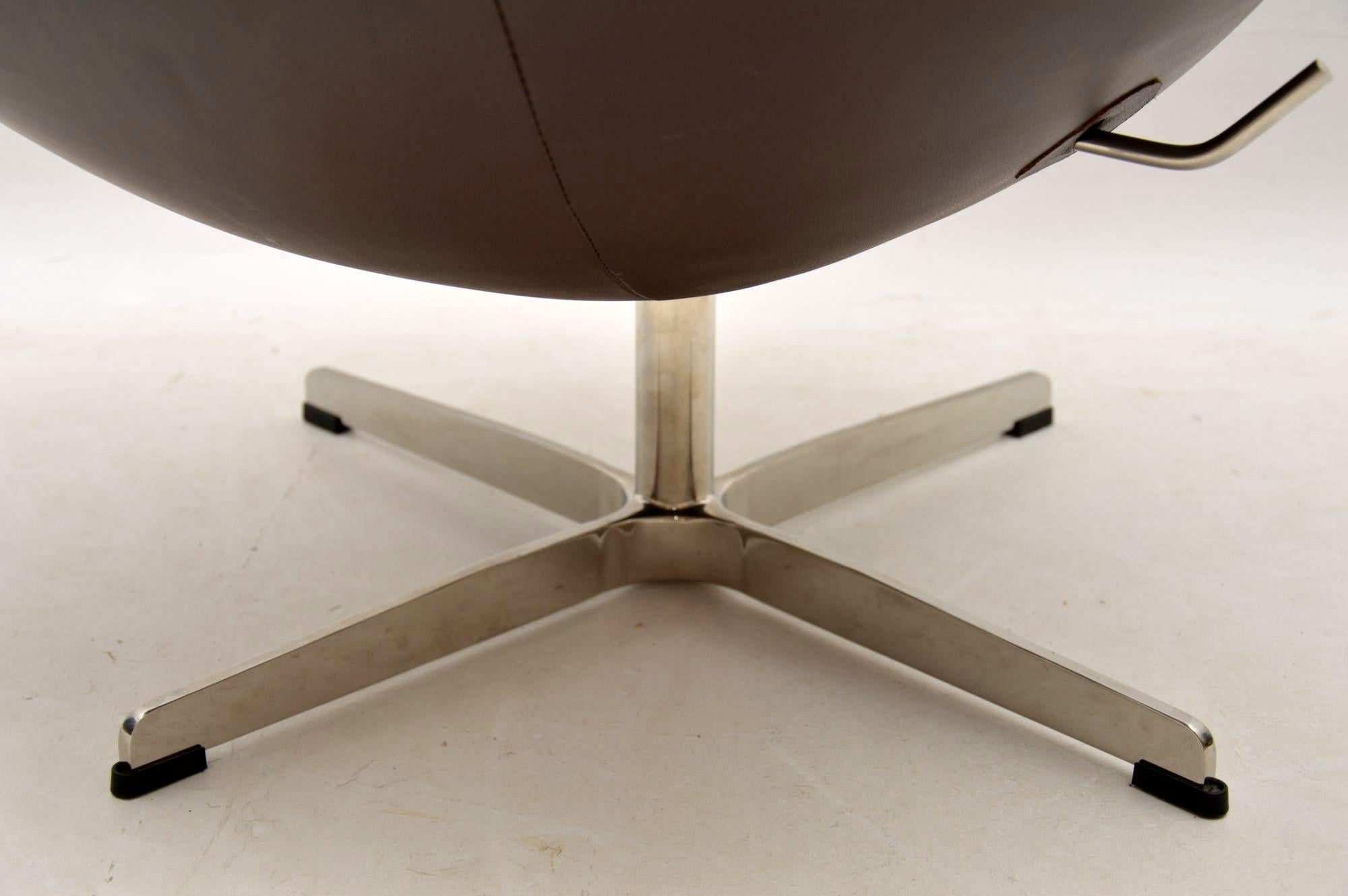Arne Jacobsen Leather Swivel Egg Chair 4
