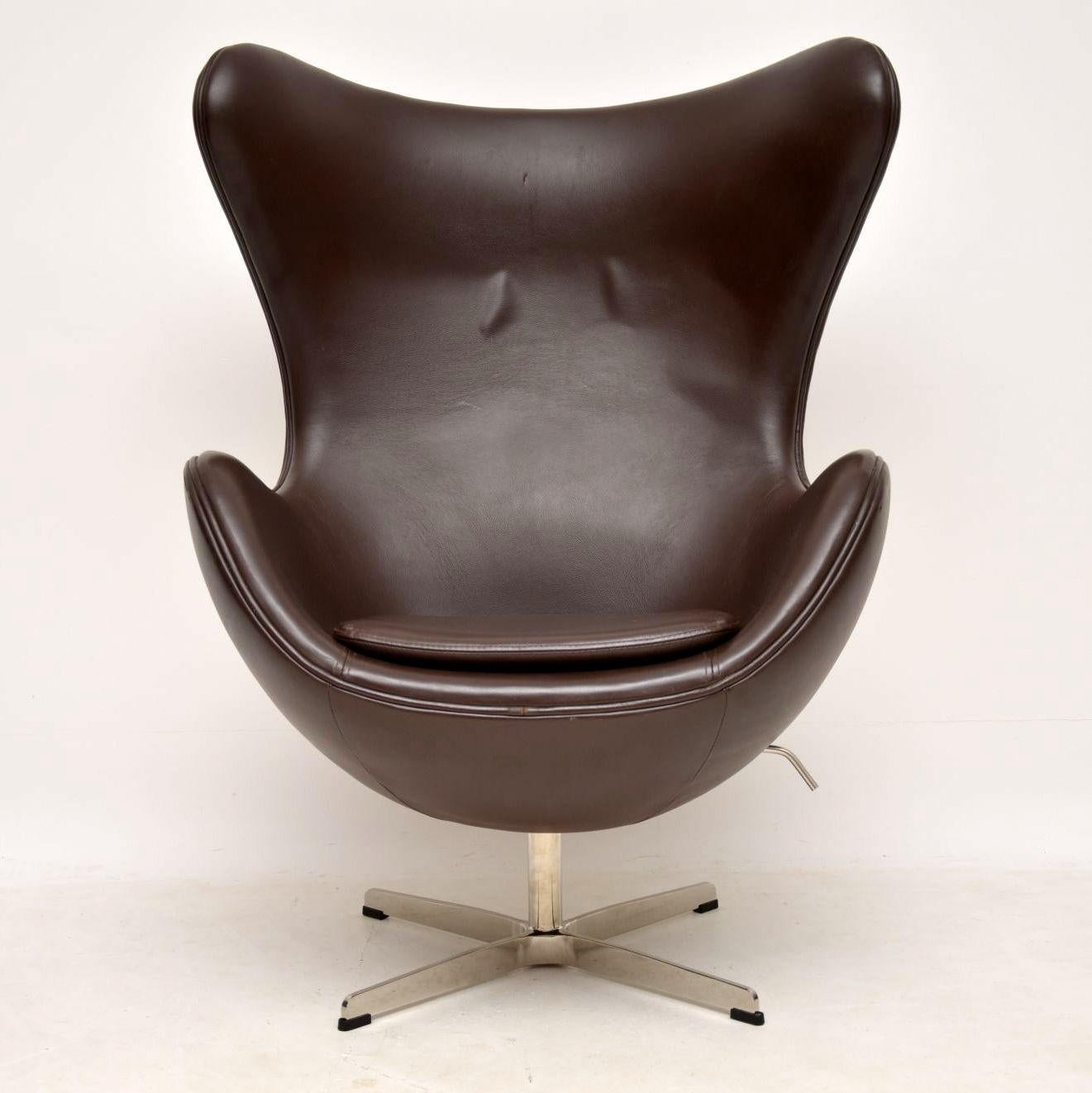 A stunning retro genuine leather egg chair, this was originally designed by Arne Jacobsen in the 1950s. This is a more modern version, dating from the late 20th century, but the quality and condition is excellent. There is just some extremely minor