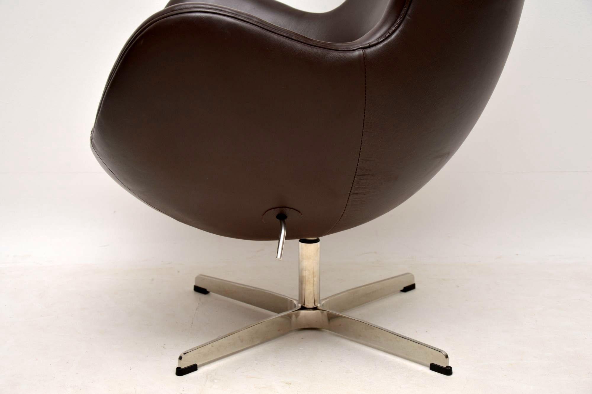 Arne Jacobsen Leather Swivel Egg Chair In Good Condition In London, GB