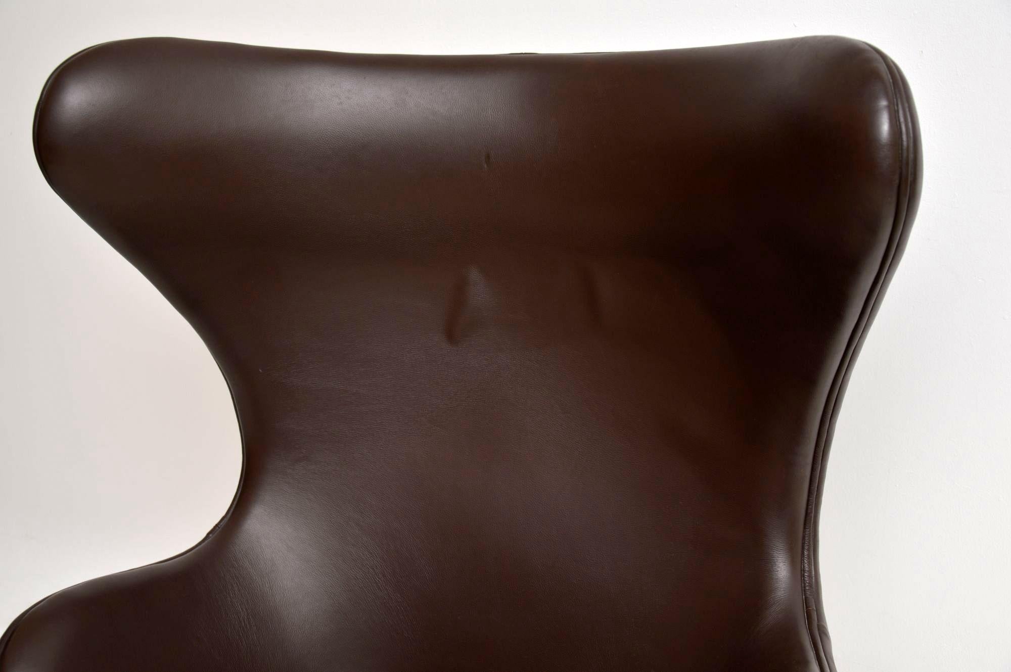 Arne Jacobsen Leather Swivel Egg Chair 1