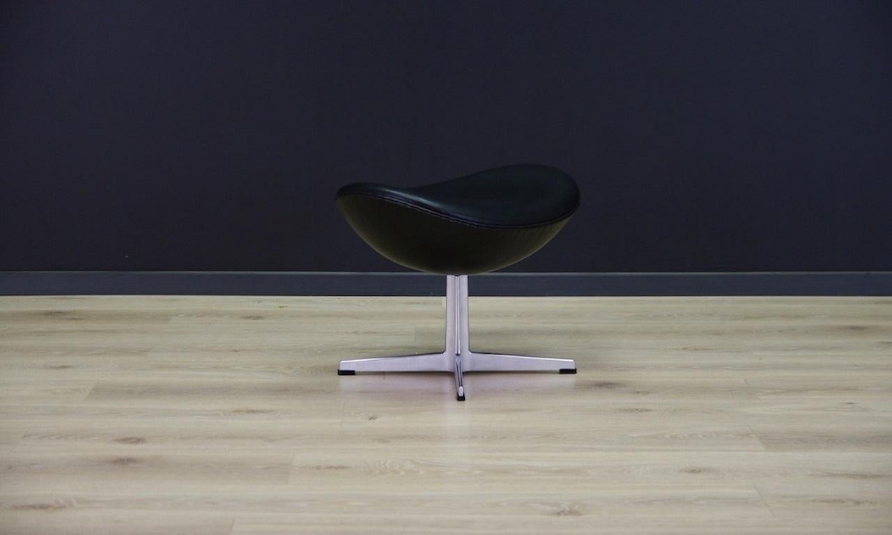 A footrest made in the 1960s. The footrest was produced by the well-known Danish factory Fritz Hansen. They were designed by the leading Danish designer Arne Jacobsen. Model 3316.

The construction is made of metal. The footrest is covered with