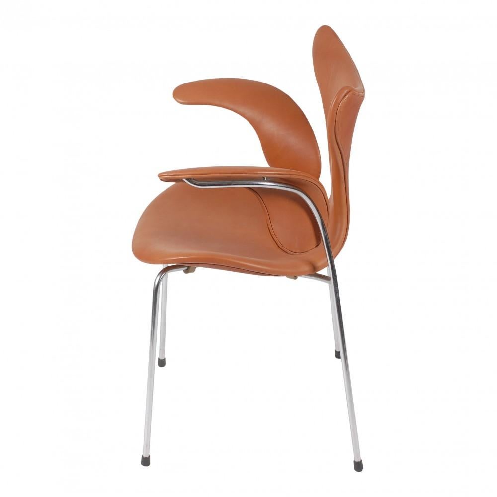 Arne Jacobsen Lily-Sessel, 3208, neu gepolstert mit cognacfarbenem Anilinleder (Skandinavische Moderne) im Angebot