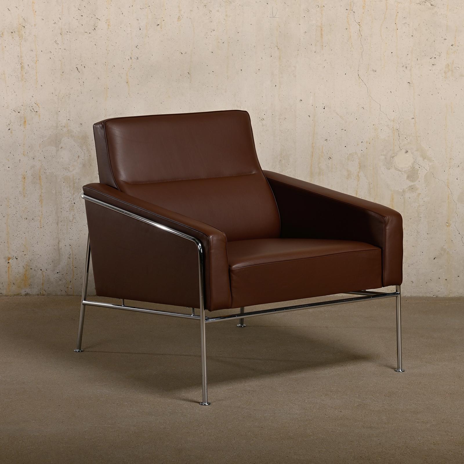 This Lounge Chair was designed by Arne Jacobsen for the SAS Air Terminal connected to the SAS Royal Hotel Copenhagen, Denmark. These Armchairs are manufactured by Fritz Hansen in 2008 and are upholstered in Grace Leather color Chestnut. The chairs