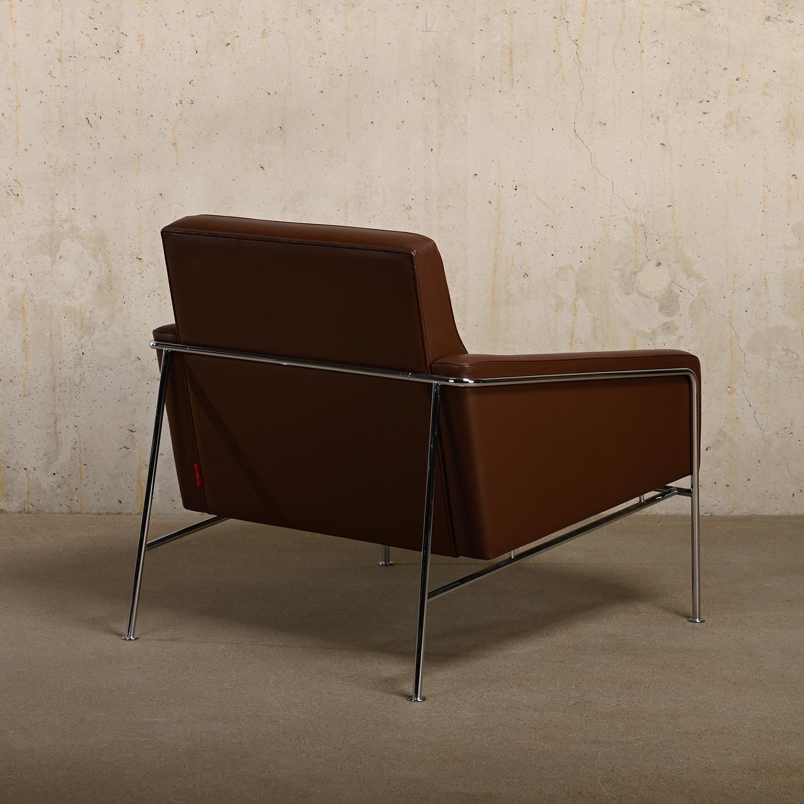 Scandinavian Modern Arne Jacobsen Lounge Chair 3300 Series in Chestnut leather for Fritz Hansen For Sale