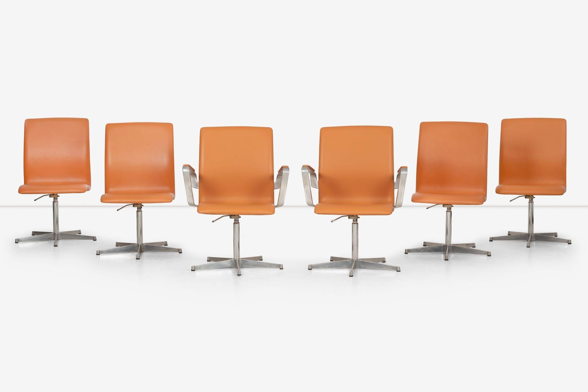Walter Knoll Low-Back Oxford Chairs Set of Six Two with Arms Four Armless features five star bases in aluminum. Swivel with adjustable heights.
Newly upholstered with Spinneybeck Tan Cognac leather.
Label, made in germany