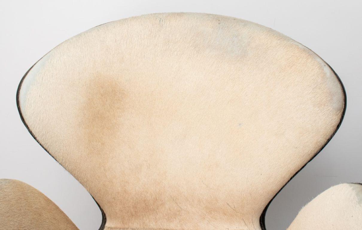Arne Jacobsen Mid-Century Modern Swan Chairs, 2 5