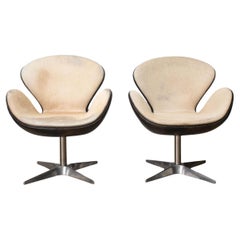 Arne Jacobsen Mid-Century Modern Swan Chairs, 2
