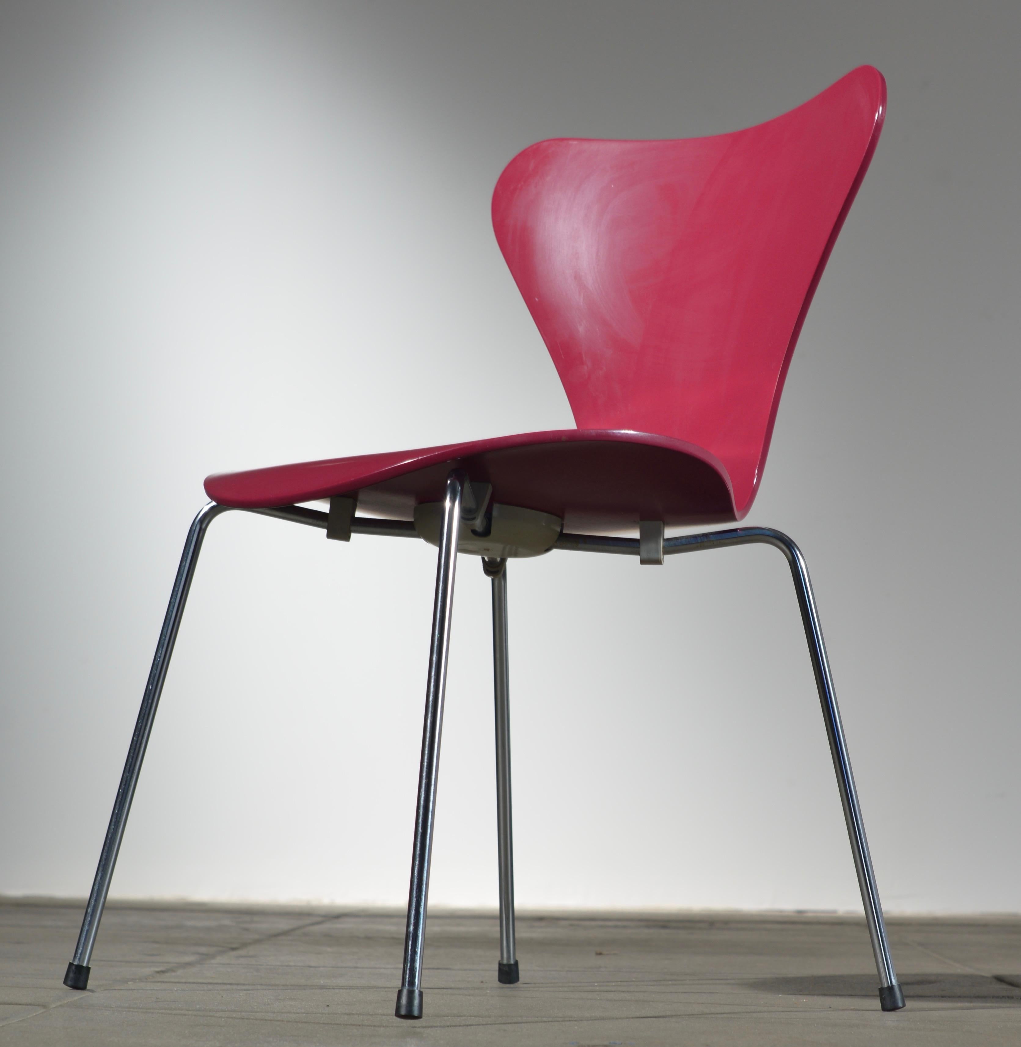 Chaises Arne Jacobsen en parfait état conçues en 1950 et fabriquées dans les années 1960 en utilisant un placage reposant sur un acier chromé satiné. Surface laquée, lisse, sans grain de bois visible.