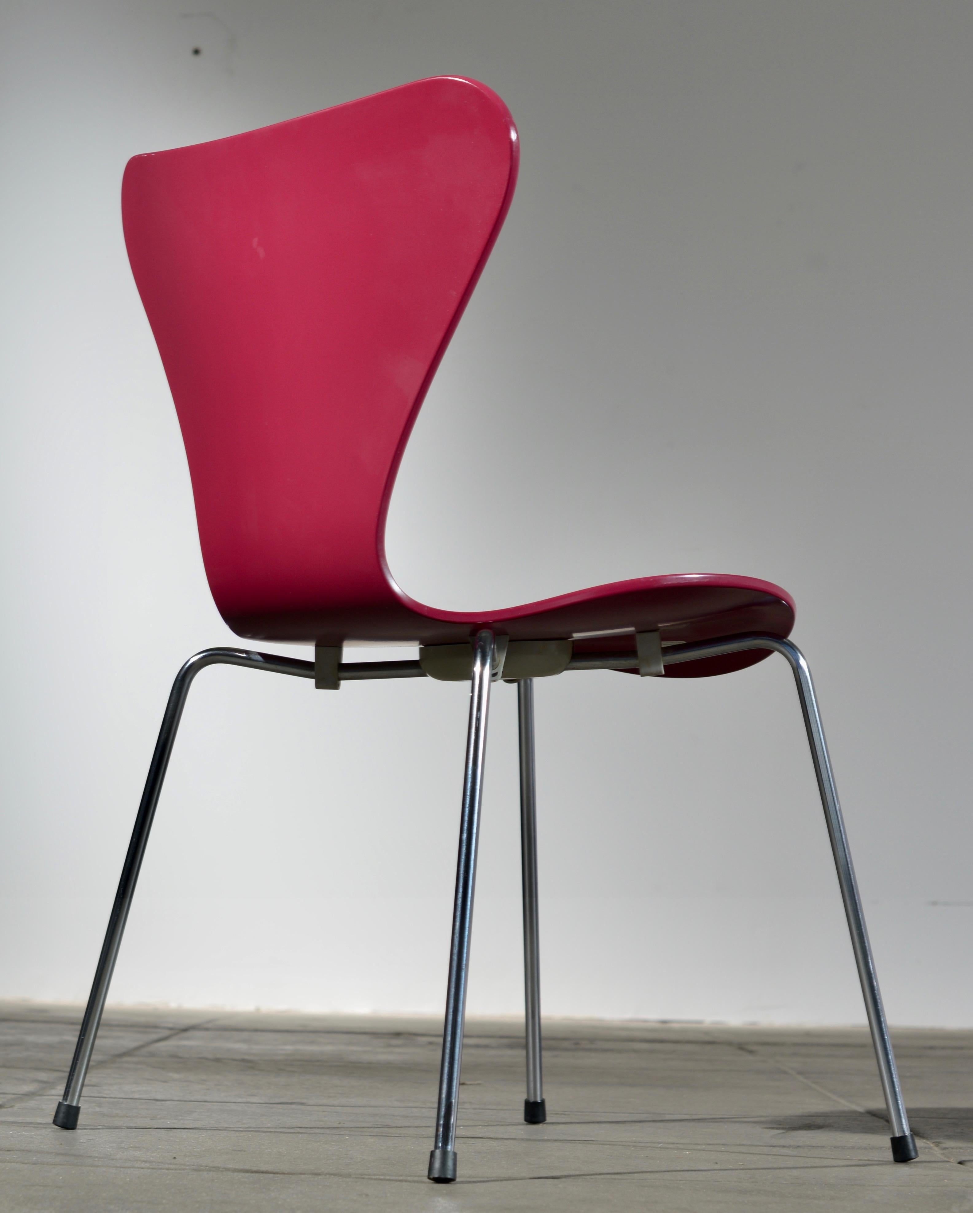 18 Arne Jacobsen Model 3017 Chairs In Good Condition For Sale In Los Angeles, CA