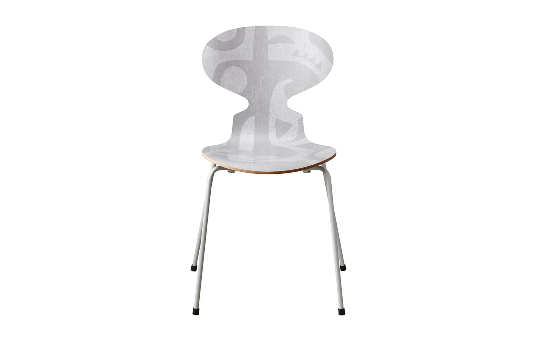 Saviez-vous, qu'à l'origine, Arne Jacobsen avait conçu la chaise Ant™ comme une chaise à trois pieds ? Aujourd'hui, l'Ant™ se décline en différents types de placage, ainsi qu'en deux finitions : frêne coloré ou laque. Toutes les chaises sont