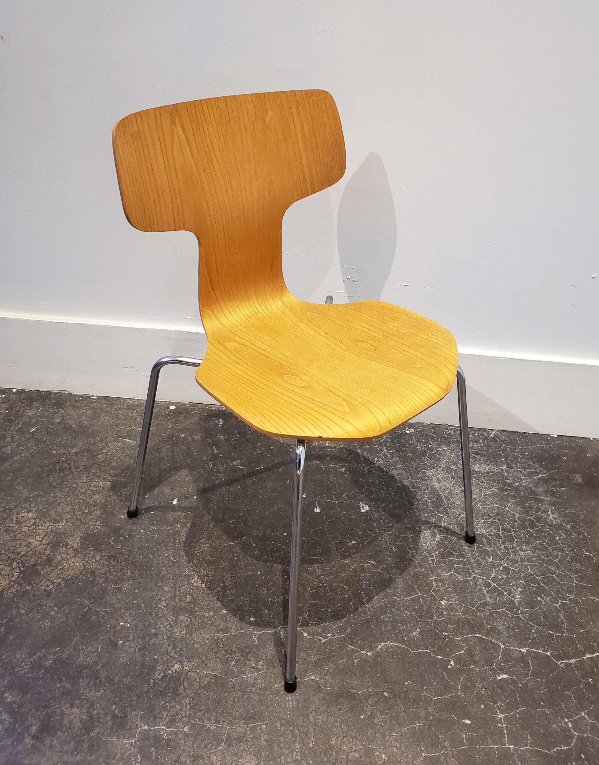 1970s Arne Jacobsen for Fritz Hansen Hammer chair; molded plywood with teak veneer supported by steel legs and makers cap to the underside of  seat. Good vintage condition.