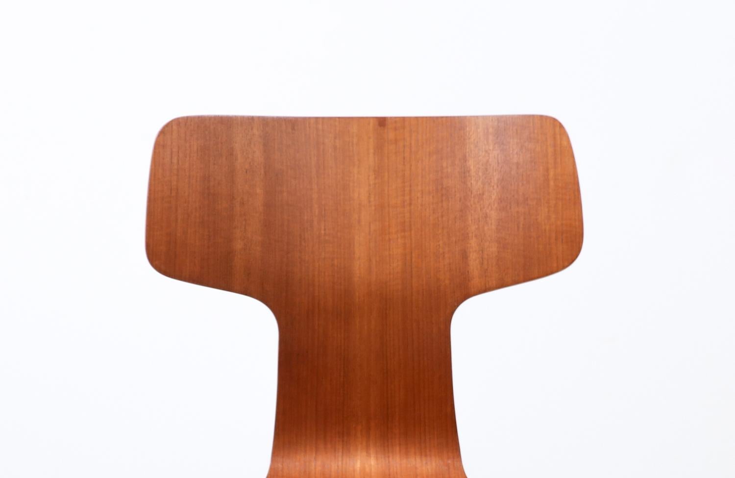 Expertly Restored - Arne Jacobsen Model-3103 Teak Chair for Fritz Hansen In Excellent Condition For Sale In Los Angeles, CA