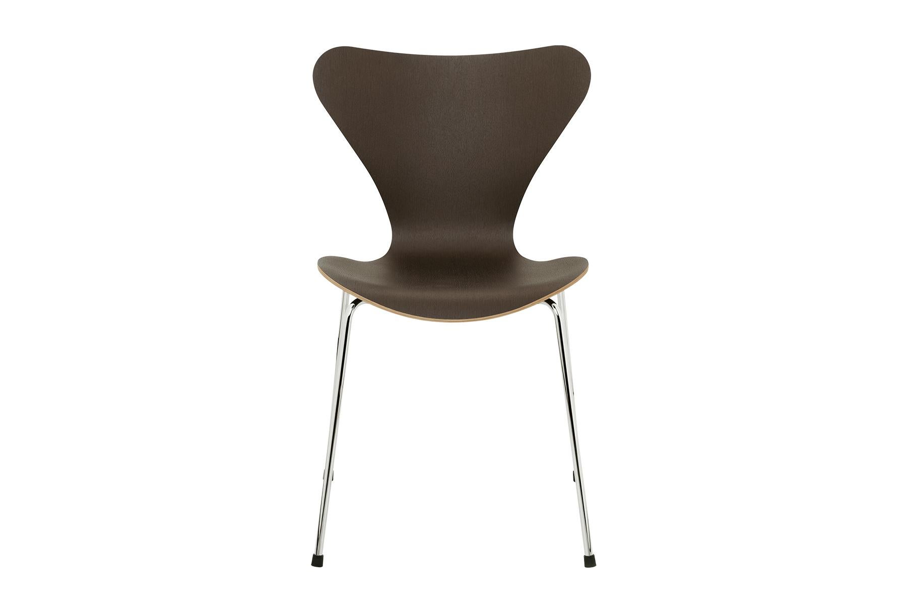 La série 7 se décline en différents placages et finitions. Toutes les chaises sont fabriquées en placage de bois de sliced moulé sous pression. La sellerie avant ou la sellerie complète est disponible dans une large gamme de tissus et de types de