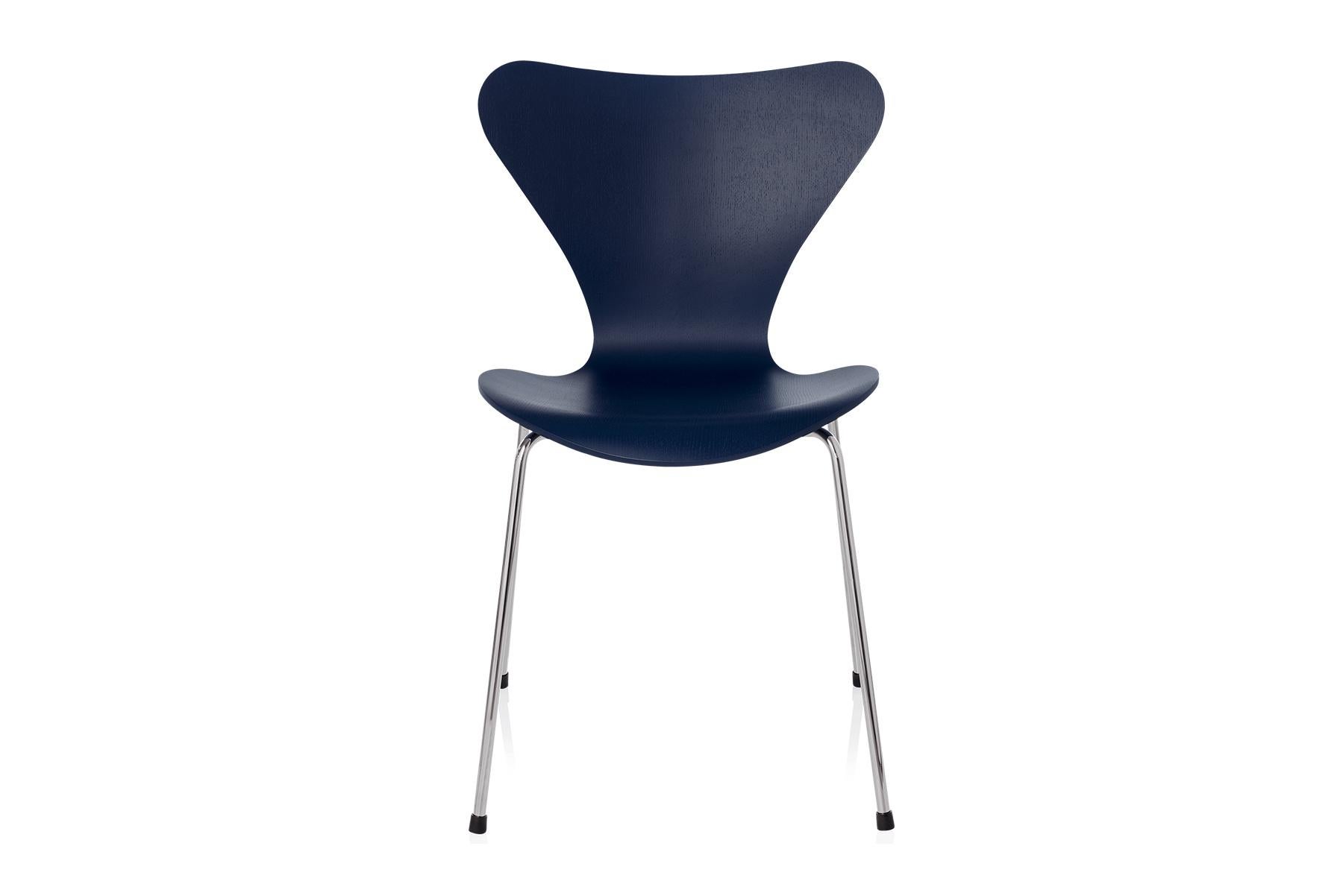 The Series 7™ designed by Arne Jacobsen is by far the most sold chair in the history of Fritz Hansen and perhaps also in furniture history. The pressure moulded veneer chair is a further development of the classic Ant™ chair. Series 7™ comes in