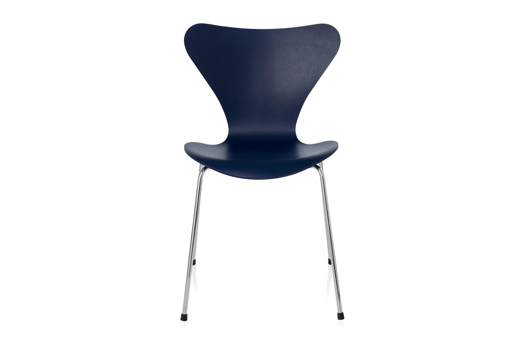 La Series 7™ conçue par Arne Jacobsen est de loin la chaise la plus vendue de l'histoire de Fritz Hansen et peut-être aussi de l'histoire du mobilier. La chaise en placage moulé sous pression est une évolution de la chaise classique Ant™. La série