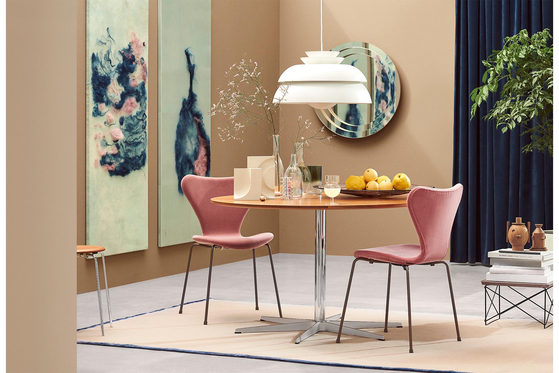 Soft, Italian velvet makes the fully upholstered Series 7 particularly luxurious. Powder coated legs in Brown Bronze add nuance and subtle sophistication.

Series 7 Velvet Edition is available in 3 vibrant colours: Misty rose, autumn red and grey