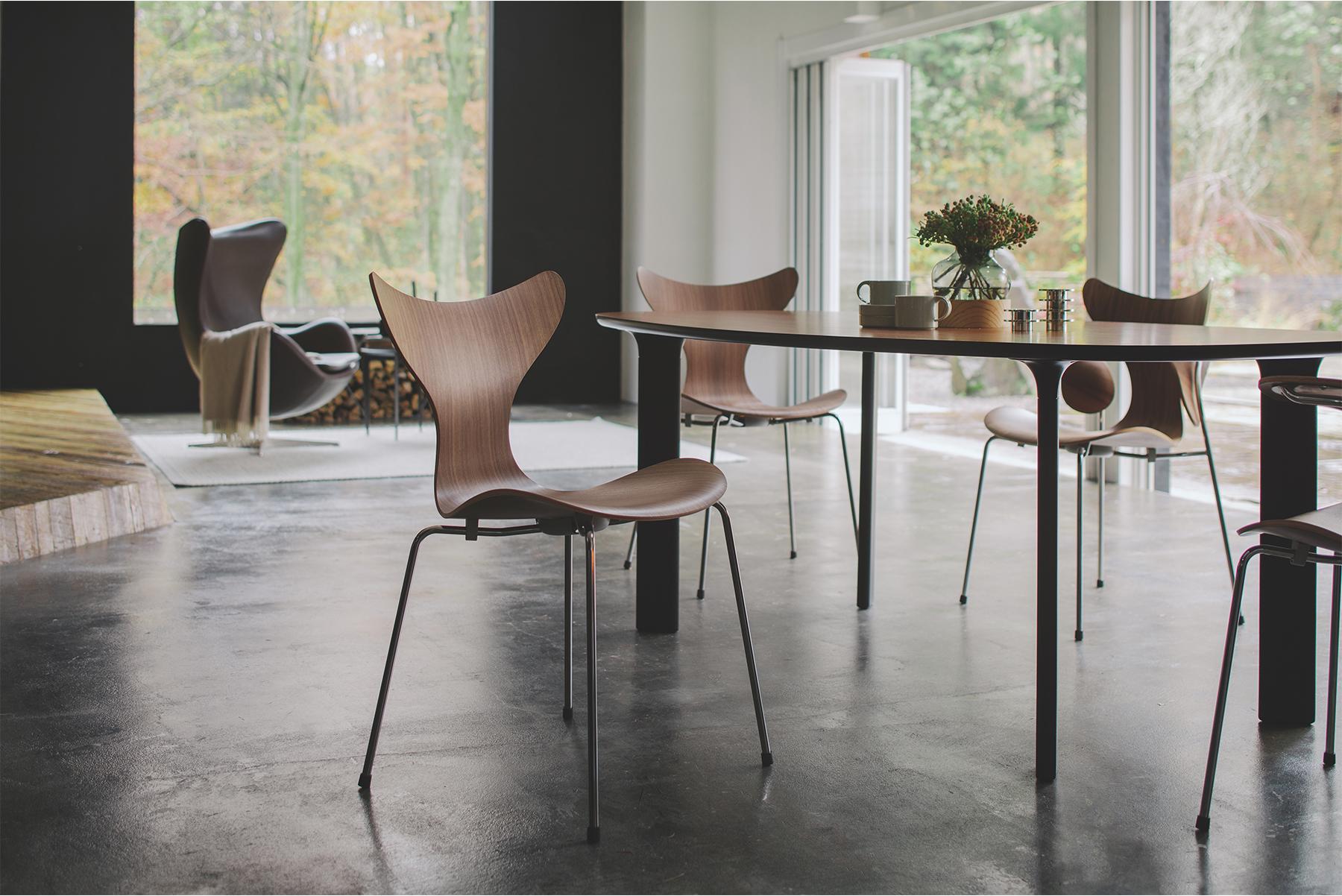 Die Lily™ wurde ursprünglich für die Dänische Nationalbank entworfen. Das erste Modell war 3108 aus dem Jahr 1968, und auf der dänischen Möbelmesse 1970 wurde der Stuhl mit Armlehnen, Modell 3208, auf den Markt gebracht. Der Stuhl besteht aus