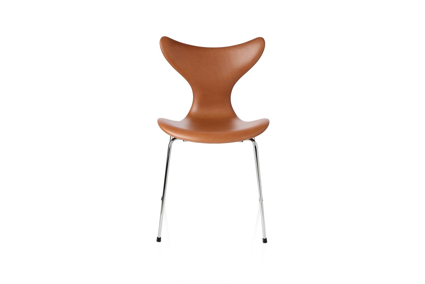 Dieser Stuhl der Serie 8 wurde ursprünglich für die Dänische Nationalbank entworfen. Sie wird oft als Lily™ bezeichnet. Das erste Modell war 3108 aus dem Jahr 1968, und auf der dänischen Möbelmesse 1970 wurde der Stuhl mit Armlehnen, Modell 3208,