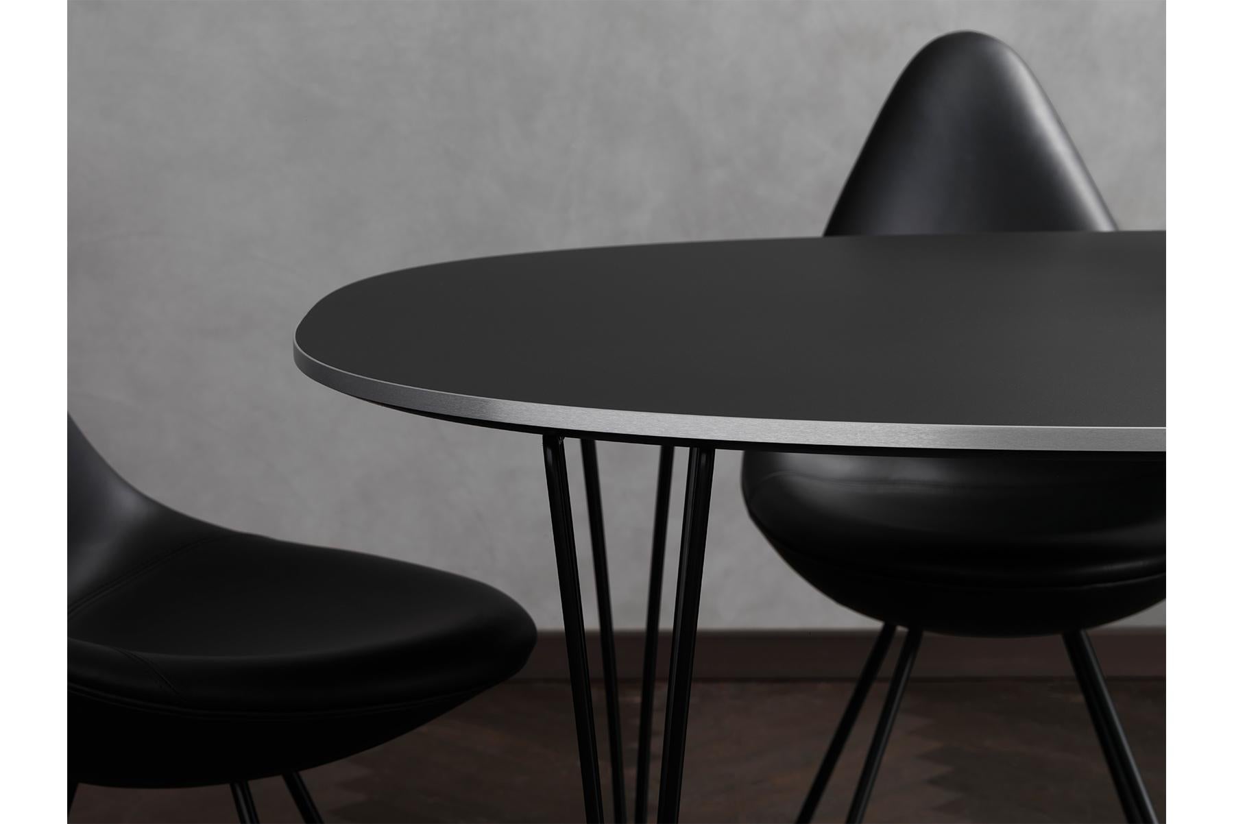 Nach der Einführung von zwei neuen Kunststofffarben Anfang 2016, Burgunderrot und Schattengrau, stellt Fritz Hansen nun eine neue Lederversion des Stuhls vor. Die neue Black Edition Drop kommt in schwarzem Basic-Leder mit schwarz pulverbeschichteten