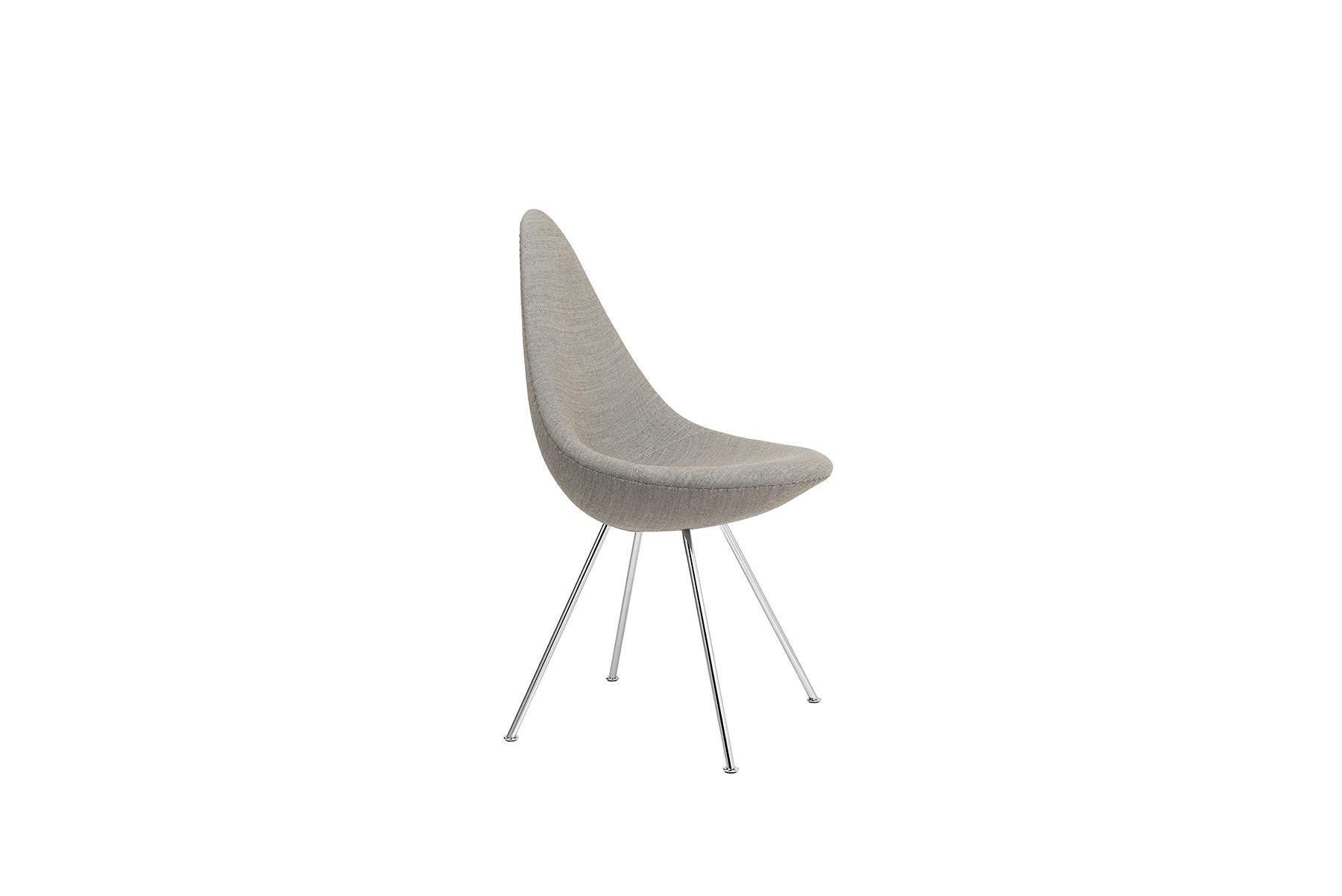 The fully upholstered Drop blends elegantly into a wide variety of settings as a great example of furniture design that is able to influence and elevate an entire room by its mere presence and beauty. Arne Jacobsen originally designed it for the SAS