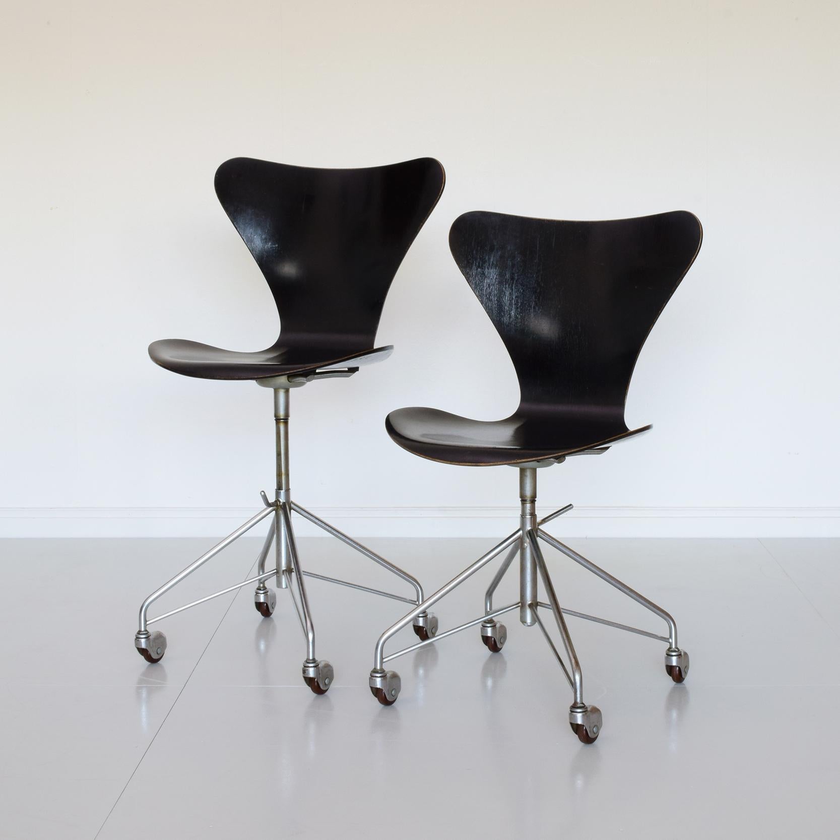 Arne Jacobsen (designer)
Fritz Hansen (manufacturer), Denmark
Pair of Model 3117 desk chairs, designed 1955

Black lacquered veneered plywood, nickel-plated steel, swivel base on castors, height adjustable.
These are desirable early production