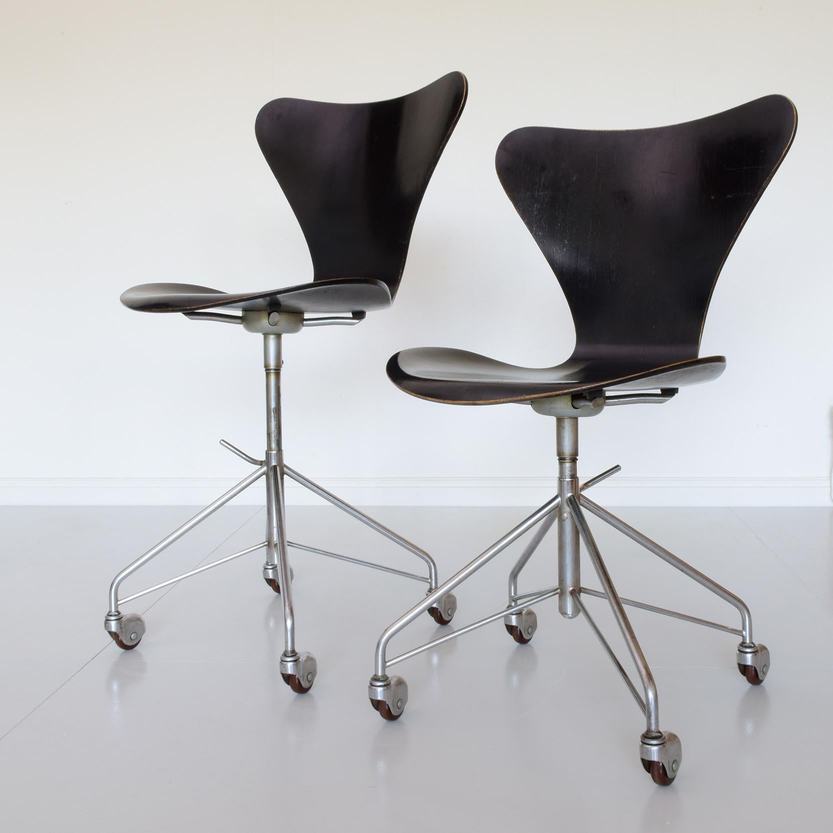 Mid-Century Modern Arne Jacobsen Model 3117 Adjustable Desk Work Chairs, 1955, Early Matching Pair For Sale