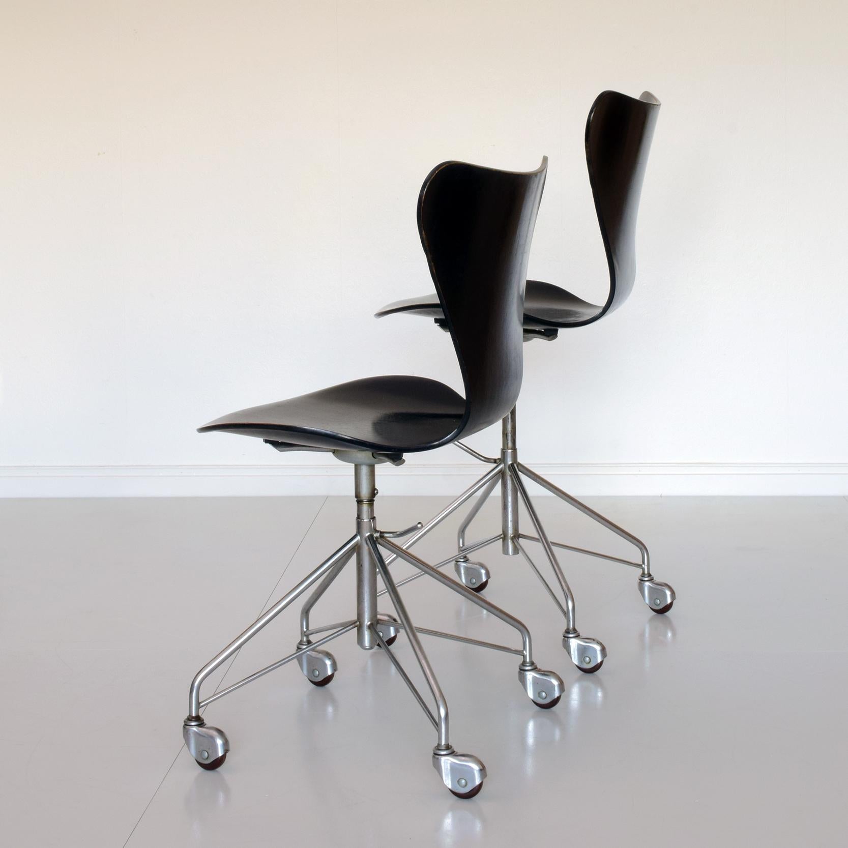 Mid-Century Modern Arne Jacobsen Model 3117 Adjustable Desk Work Chairs, 1955, Early Matching Pair