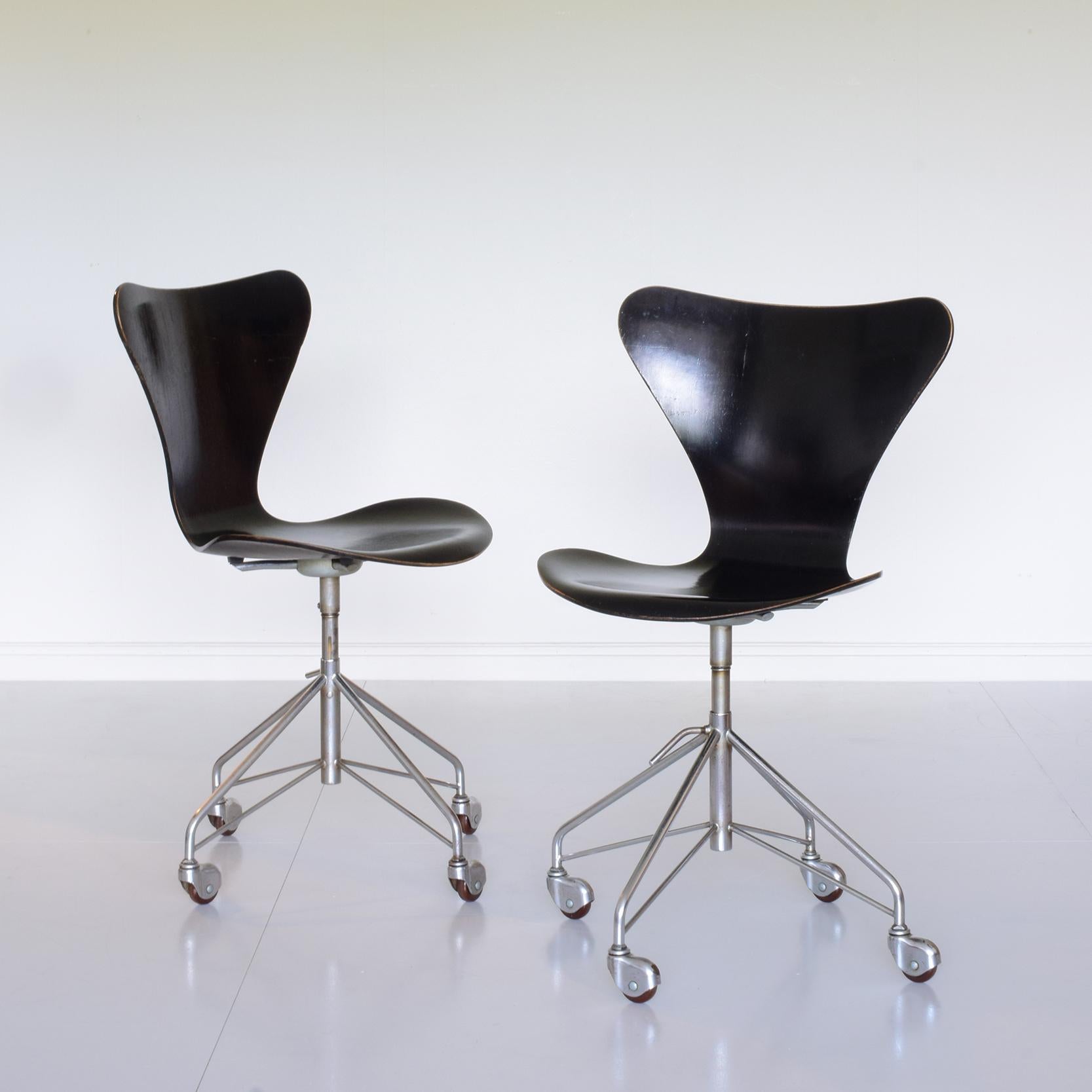 Molded Arne Jacobsen Model 3117 Adjustable Desk Work Chairs, 1955, Early Matching Pair For Sale
