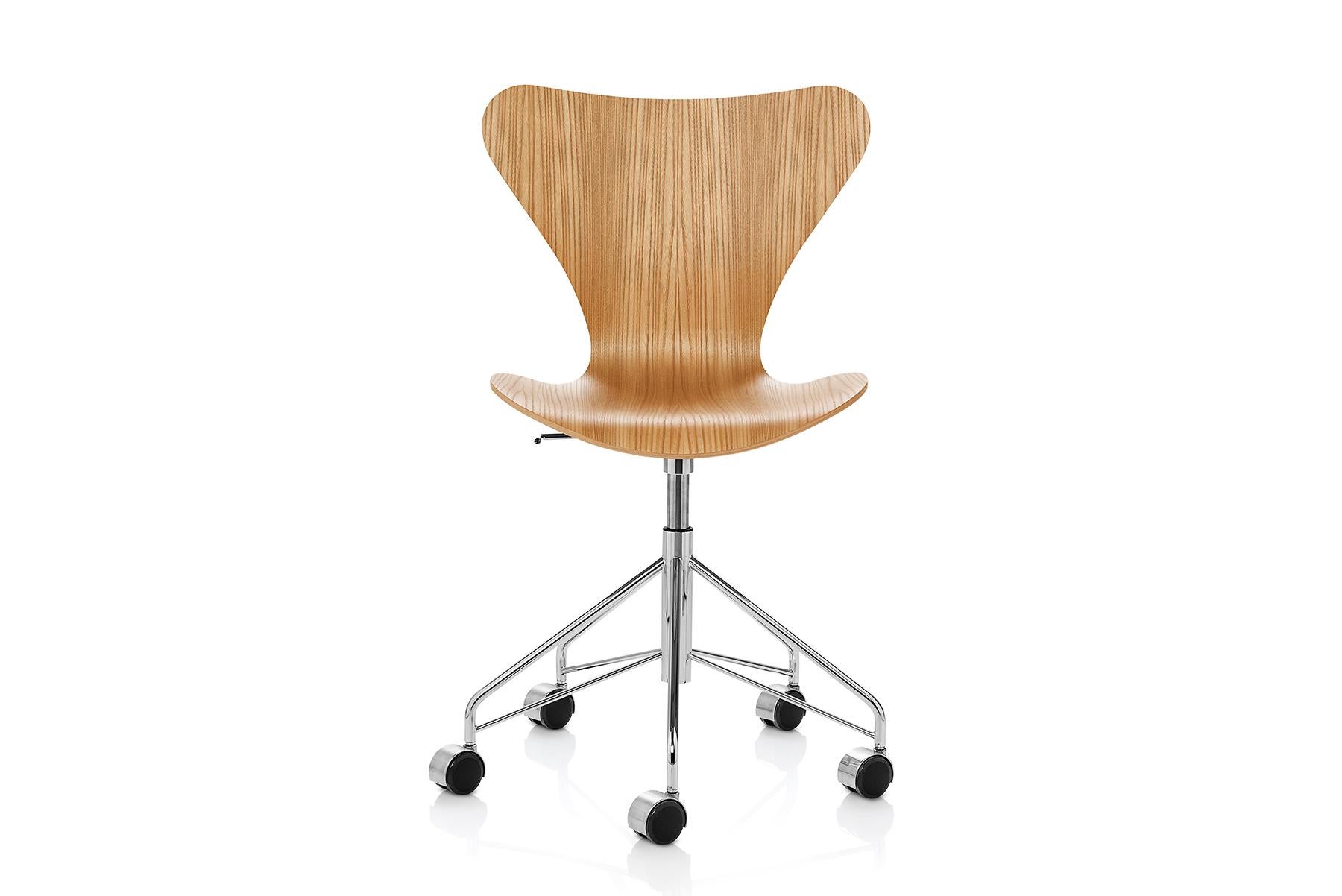 Erleben Sie Arne Jacobsens klassischen Stuhl der Serie 7 mit Drehfuß und einer Schale aus Klarlack. Der vierbeinige, stapelbare Stuhl stellt die Krönung der Laminiertechnik dar. Der Visionär Arne Jacobsen nutzte die Möglichkeiten des Laminierens bis