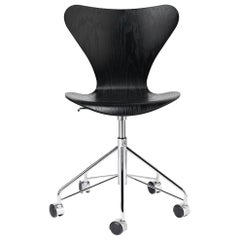 Arne Jacobsen Modell 3117, farbige Esche