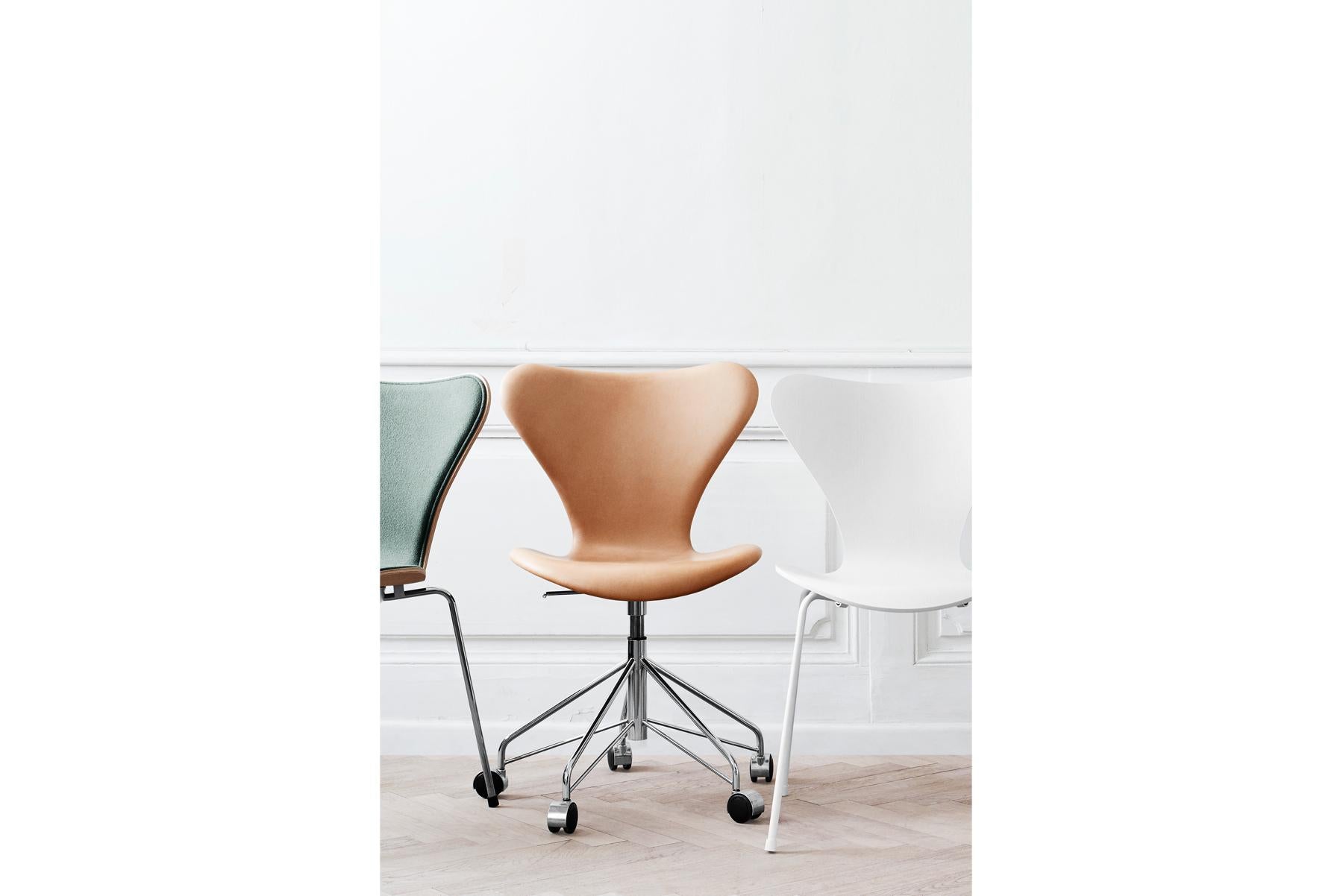 La Series 7™ conçue par Arne Jacobsen est l'une des chaises les plus emblématiques de l'histoire de Fritz Hansen et peut-être aussi de l'histoire du mobilier. La chaise en placage moulé sous pression est une évolution de la chaise classique Ant™.