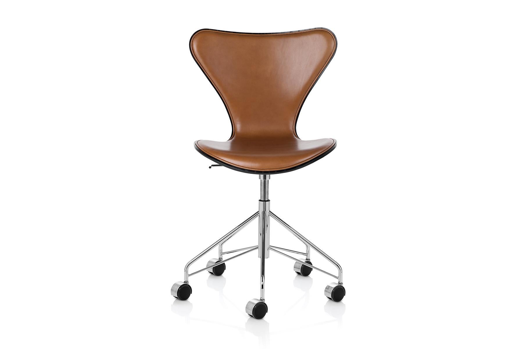 Arne Jacobsen Modell 3117 Vorderseite gepolstert (Moderne der Mitte des Jahrhunderts) im Angebot