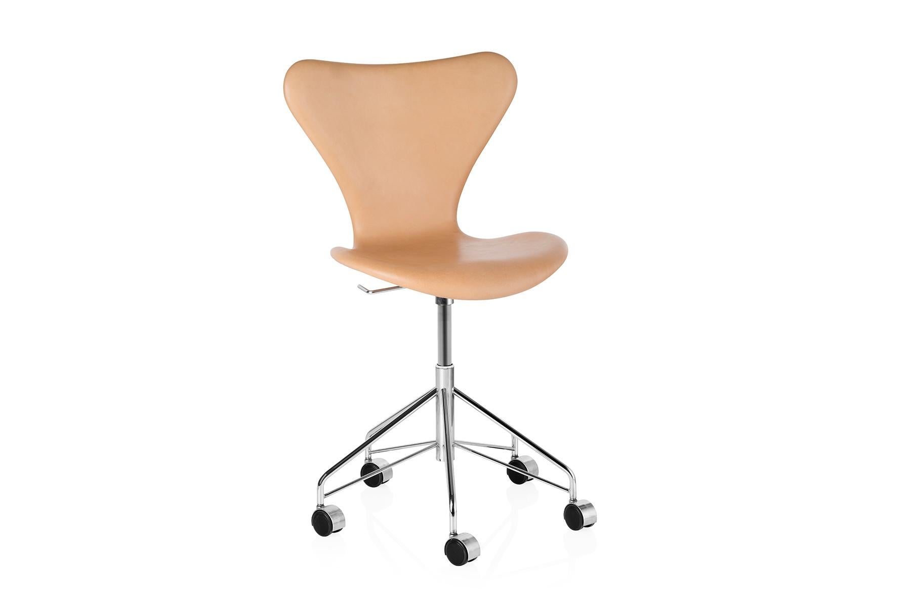 Mid-Century Modern Arne Jacobsen Model 3117 Fullly Upholstered Leather For Sale