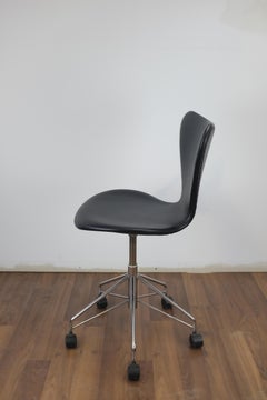 Arne Jacobsen Model 3117 Office Chair