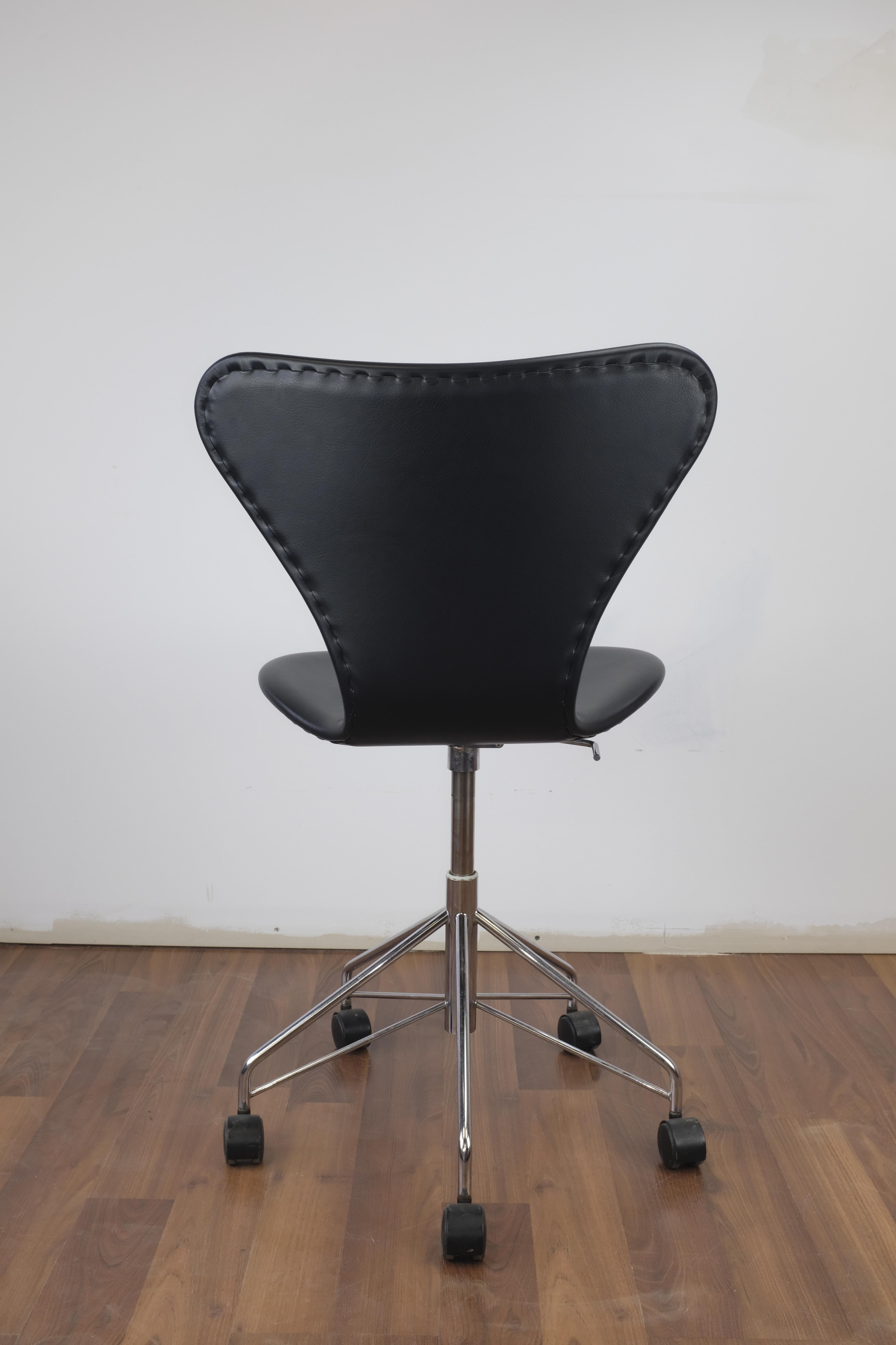 Scandinavian Modern Arne Jacobsen Model 3117 Office Chair For Sale