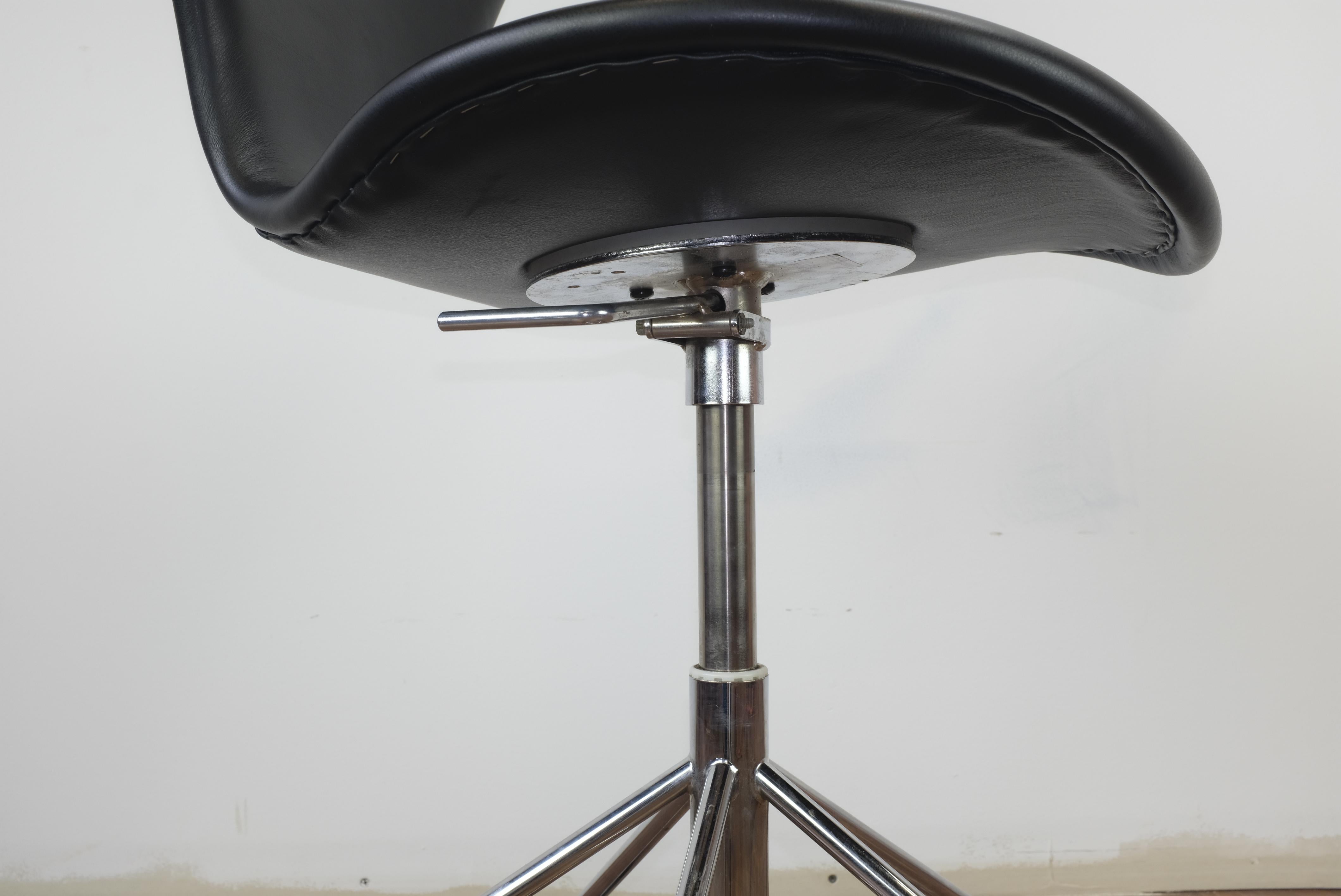 Danish Arne Jacobsen Model 3117 Office Chair For Sale