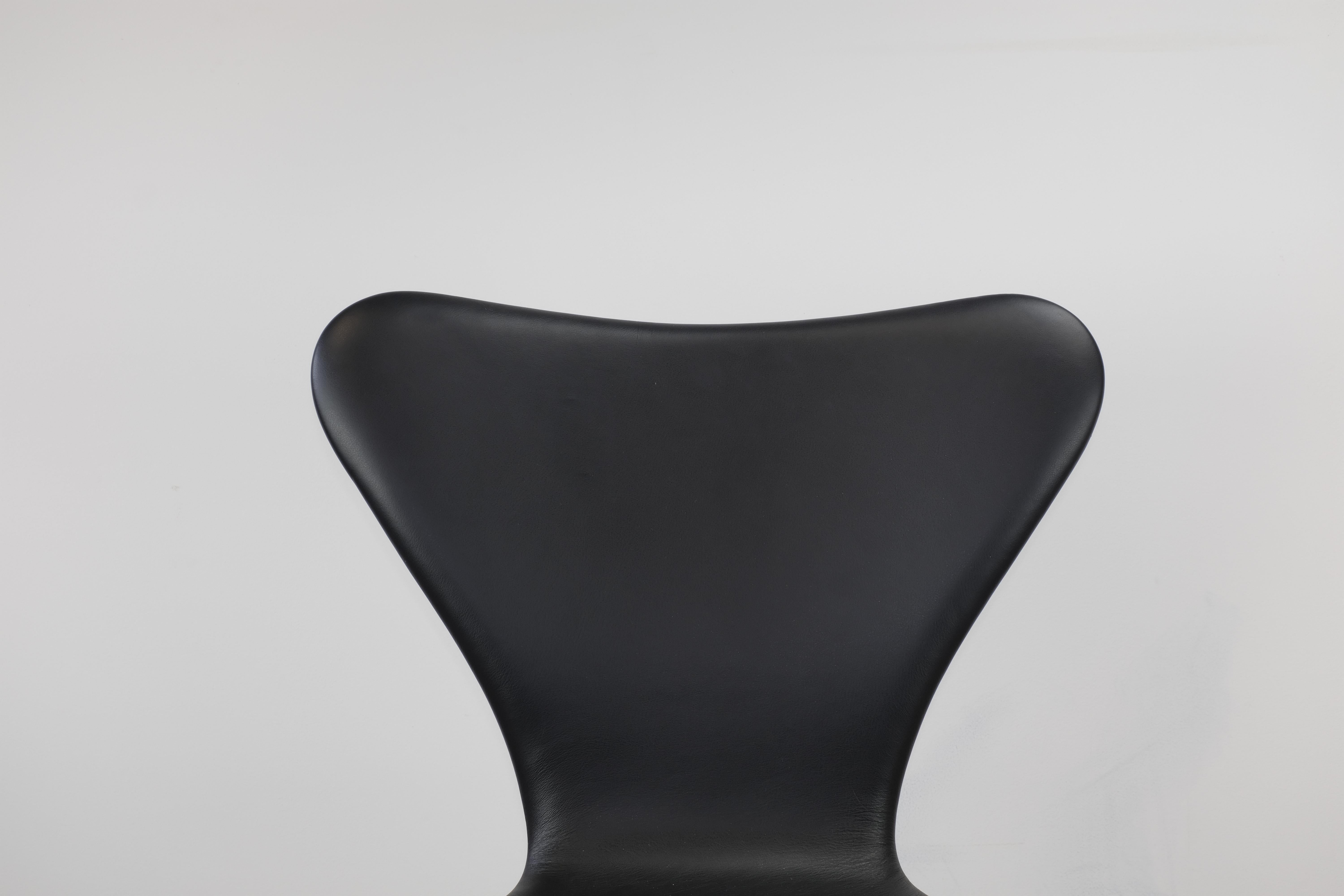 Arne Jacobsen Model 3117 Office Chair In Excellent Condition For Sale In Ottawa, ON
