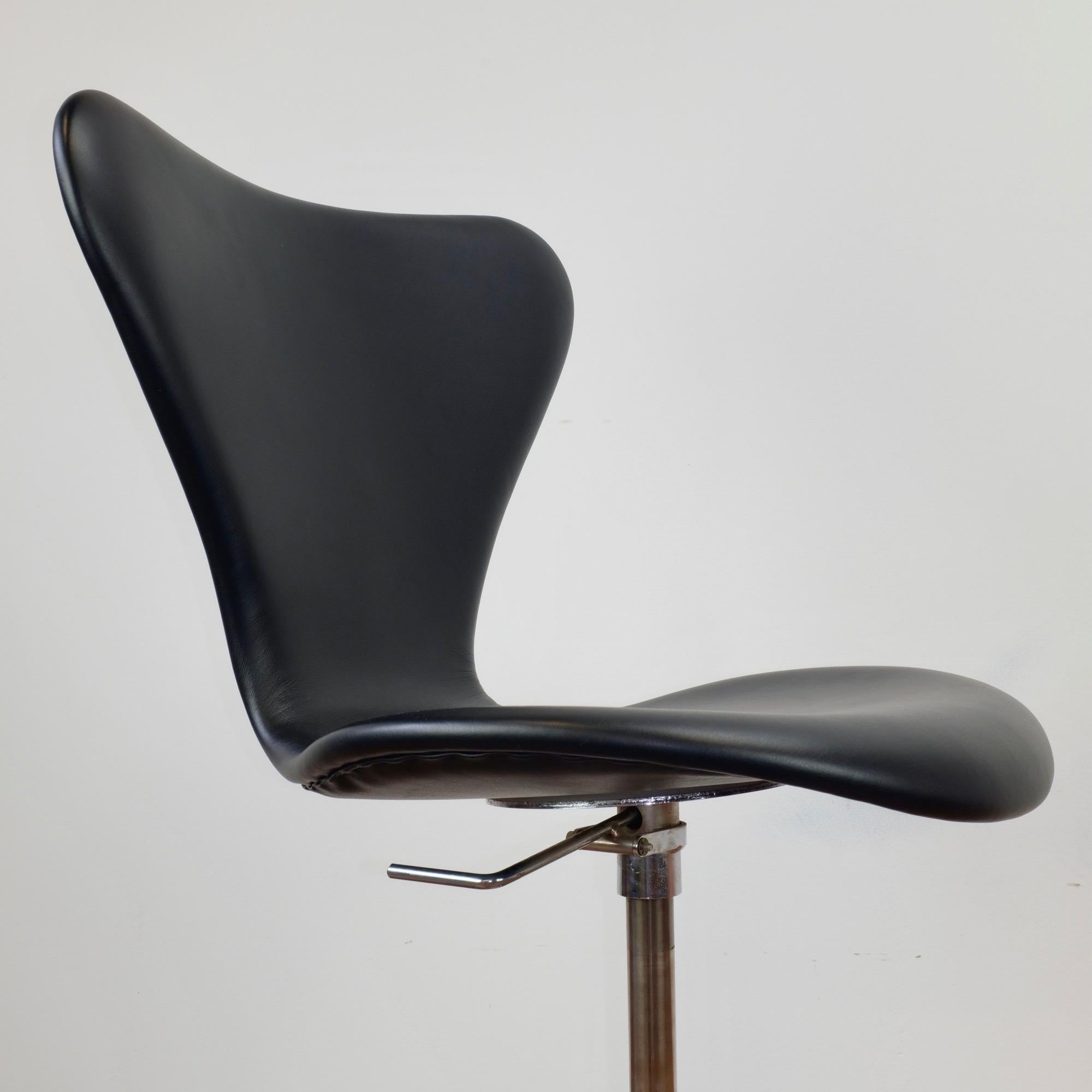 Leather Arne Jacobsen Model 3117 Office Chair For Sale
