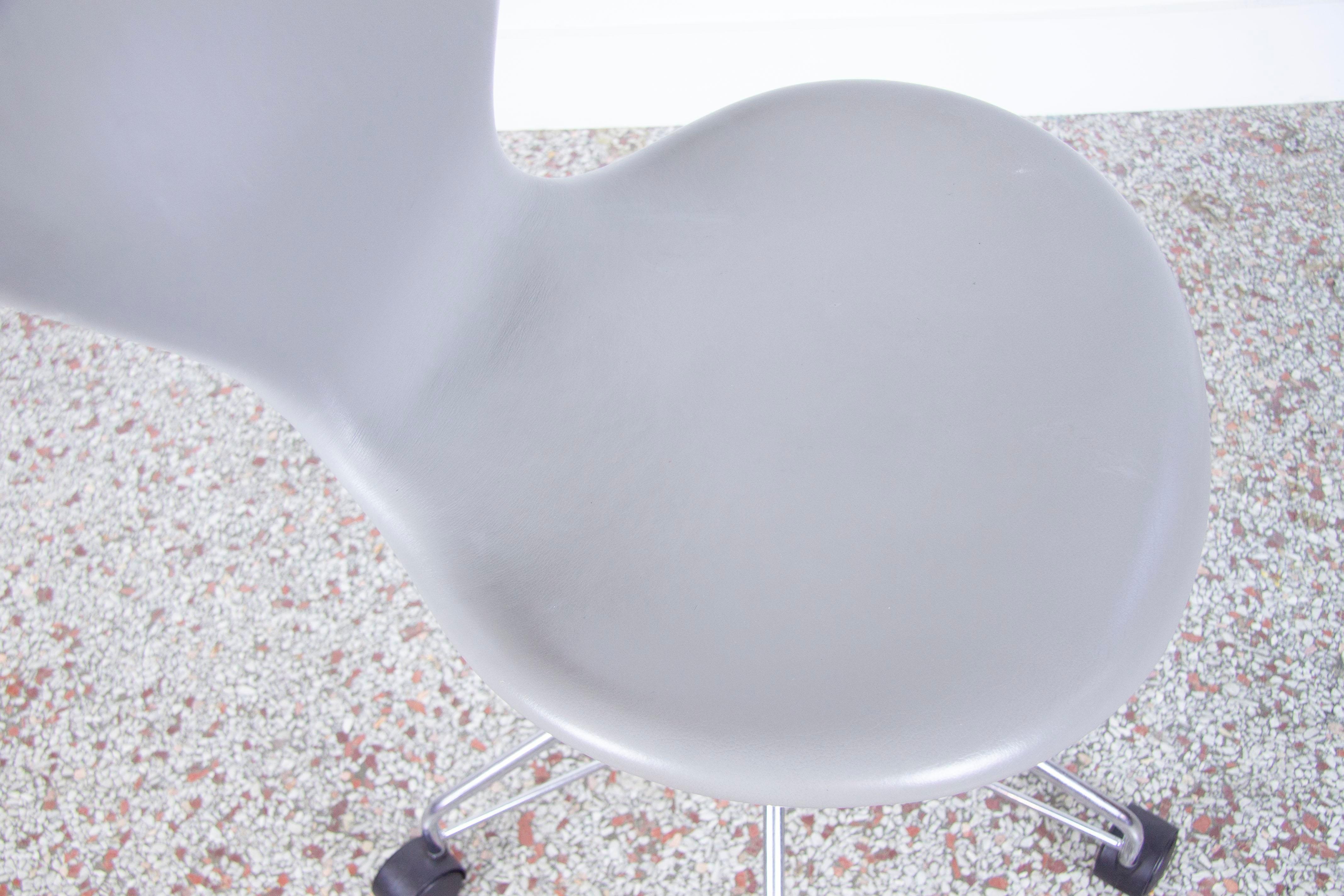 Arne Jacobsen Model 3117 Series 7 Fully Upholstered Desk Chair in Grey Leather 3